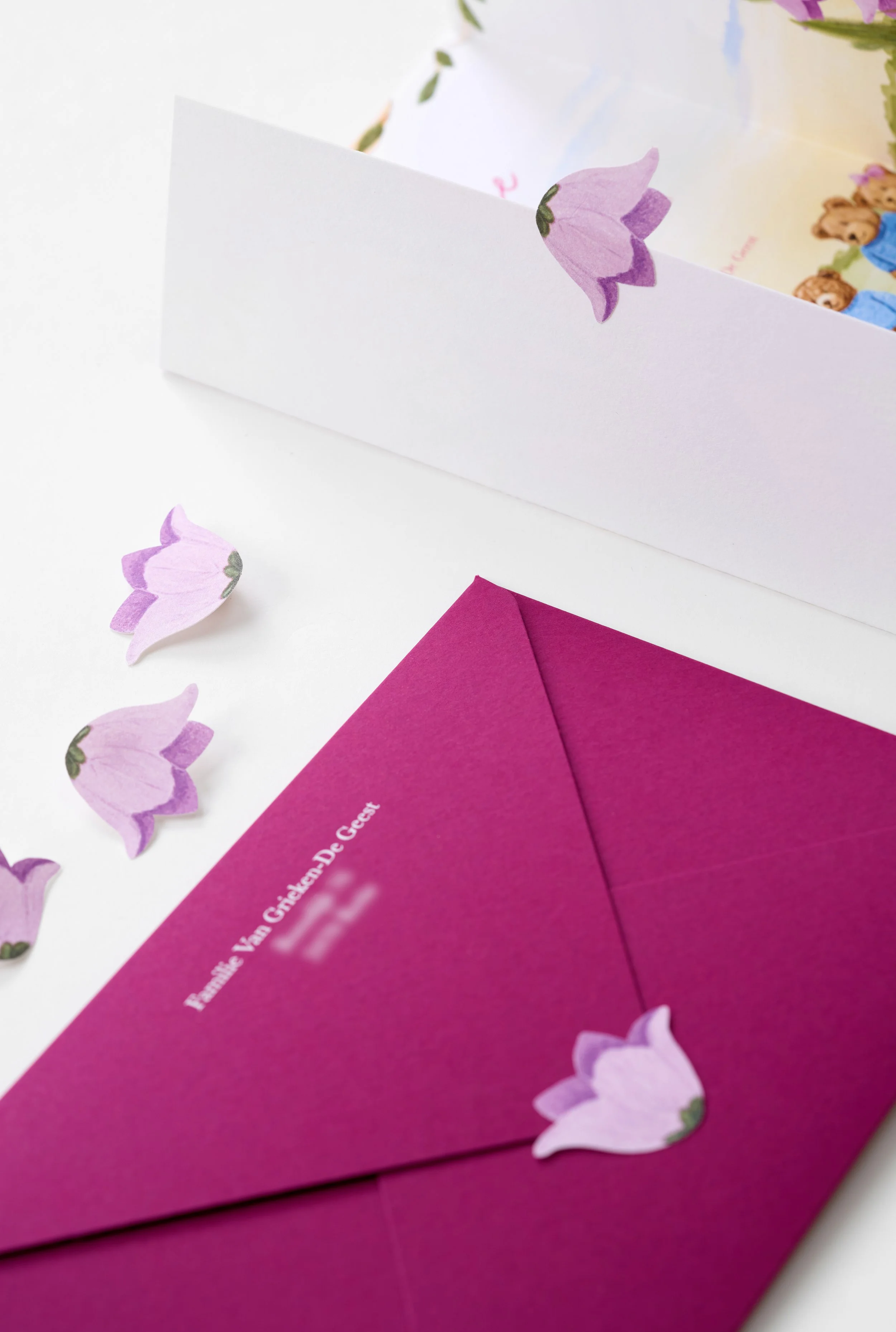 Gepersonaliseerde envelop met bloemen sticker als sluiting.