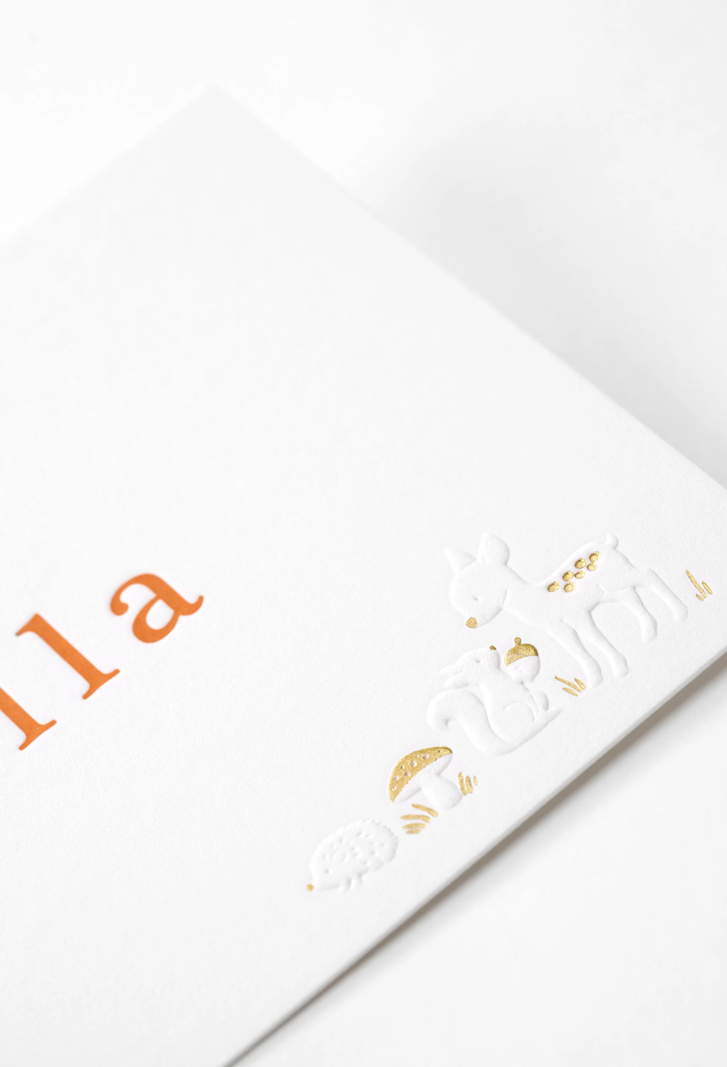 detail letterpress kaart met goudfolie en embossing diertjes
