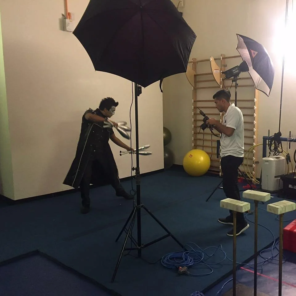 Esta serie la llamo:
 -Not the Espectator-

Un recopilatorio muy breve de 
Fotos que me han echo a manera de 
 Detr&aacute;s de escena sin que yo sepa,
La primera es de cuando trabaj&eacute; de #fotografo en  @joya.cirquedusoleil