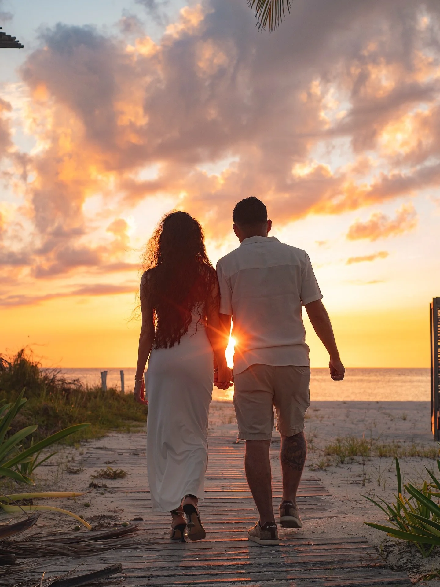 Imag&iacute;nate que vienes a Holbox sin expectativas y te vas con las fotos de los mejores atardeceres, una cena s&uacute;per rica, m&uacute;sica en vivo de fondo y tu amorcito, te propone/ dice que s&iacute; 
sesi&oacute;n de fotos al atardecer en 