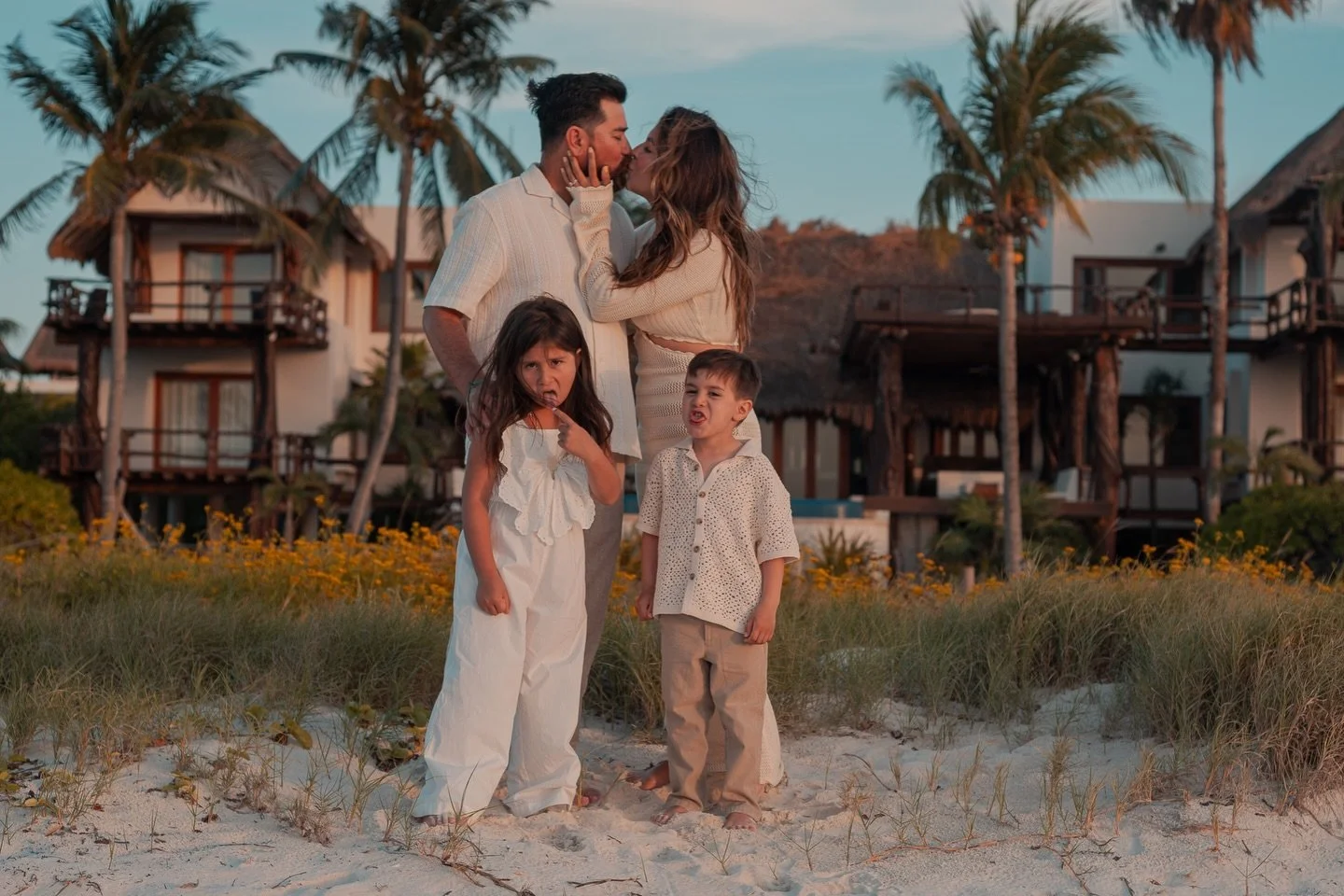 Sesi&oacute;n de fotos en familia en isla Holbox, momentos que no se van a repetir, mejor los atesoramos con la 📸 al atardecer en holbox, #familypictures❤️ #holbox #holboxphotography #photoshoot