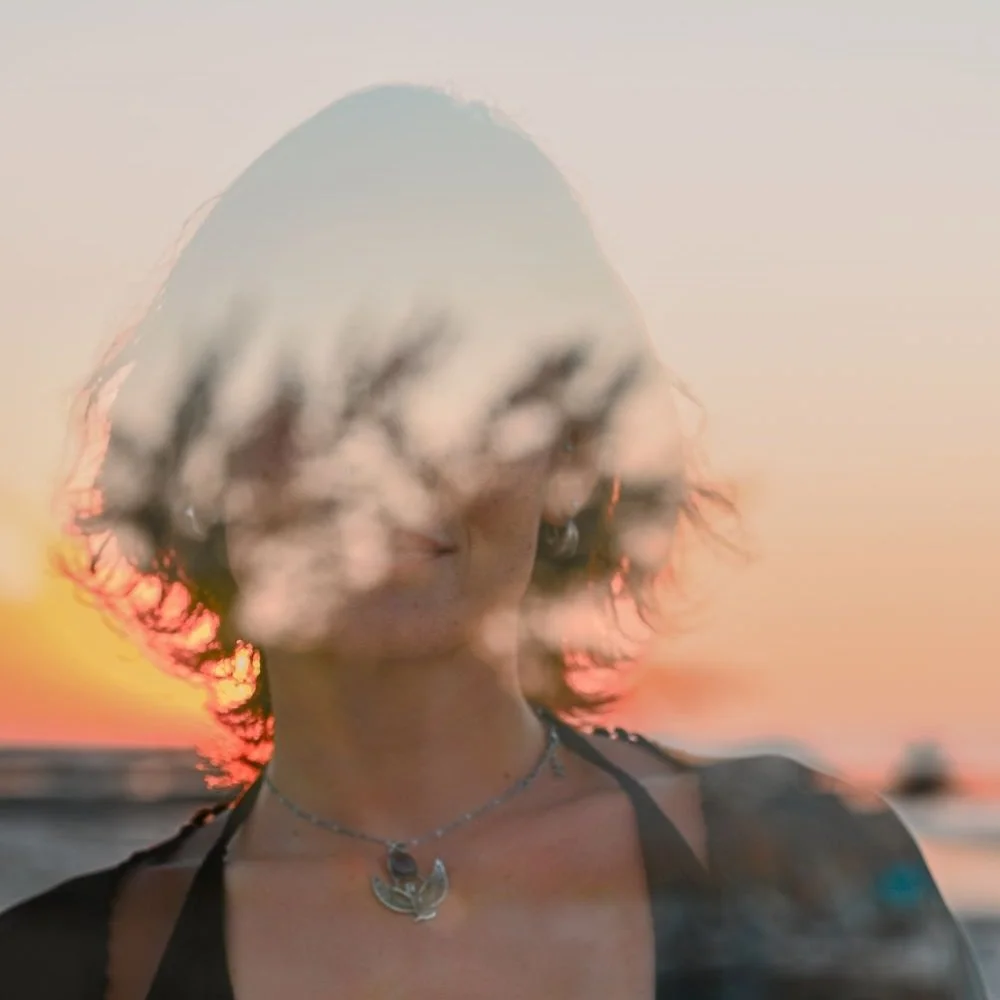 La confianza no se compra. Se gana disparo a disparo. 📸

Esta foto con doble exposici&oacute;n no es solo t&eacute;cnica&mdash;es el resultado de algo m&aacute;s profundo: La conexi&oacute;n con quien est&aacute; frente a mi lente.
Cuando un cliente