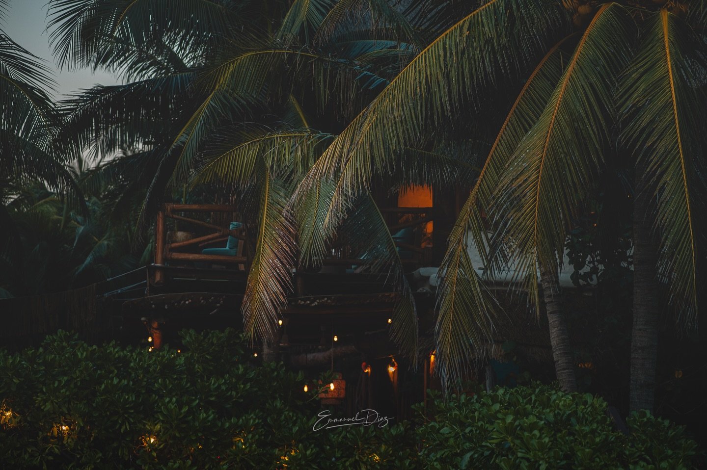 Cuando la luz cambia en Holbox, todo cambia con ella. 🌴
Ya no es d&iacute;a. Tampoco es noche. Es ese momento donde el verde se vuelve m&aacute;s profundo, donde las luces c&aacute;lidas empiezan a competir con lo que queda del cielo.
Ese instante d