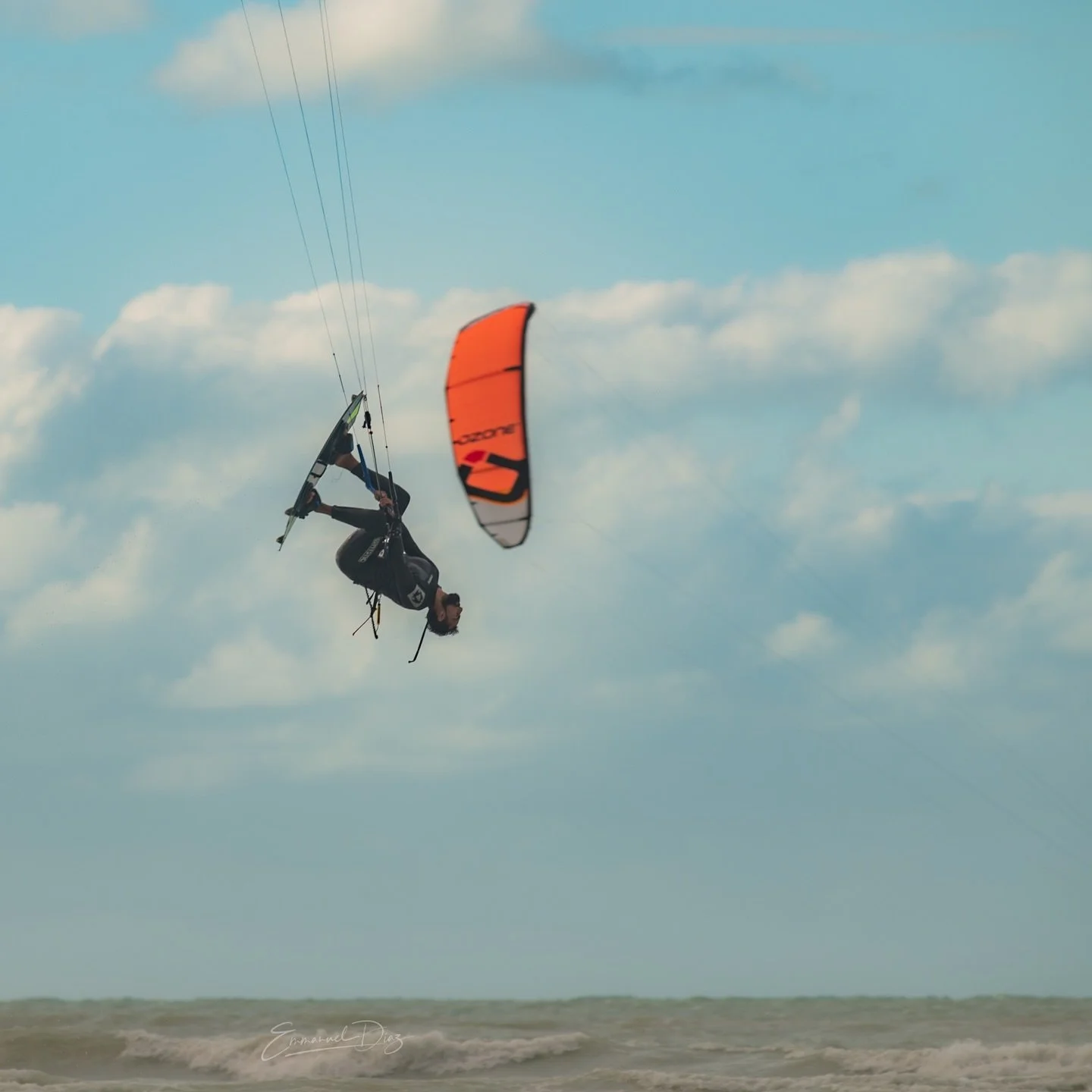 Cuando el viento y el agua se convierten en tu patio de juegos
Ese momento en que sueltas todo, te elevas y solo existe el presente. El kitesurf no es solo un deporte, es una forma de reconectar con lo que realmente importa: la sensaci&oacute;n de li