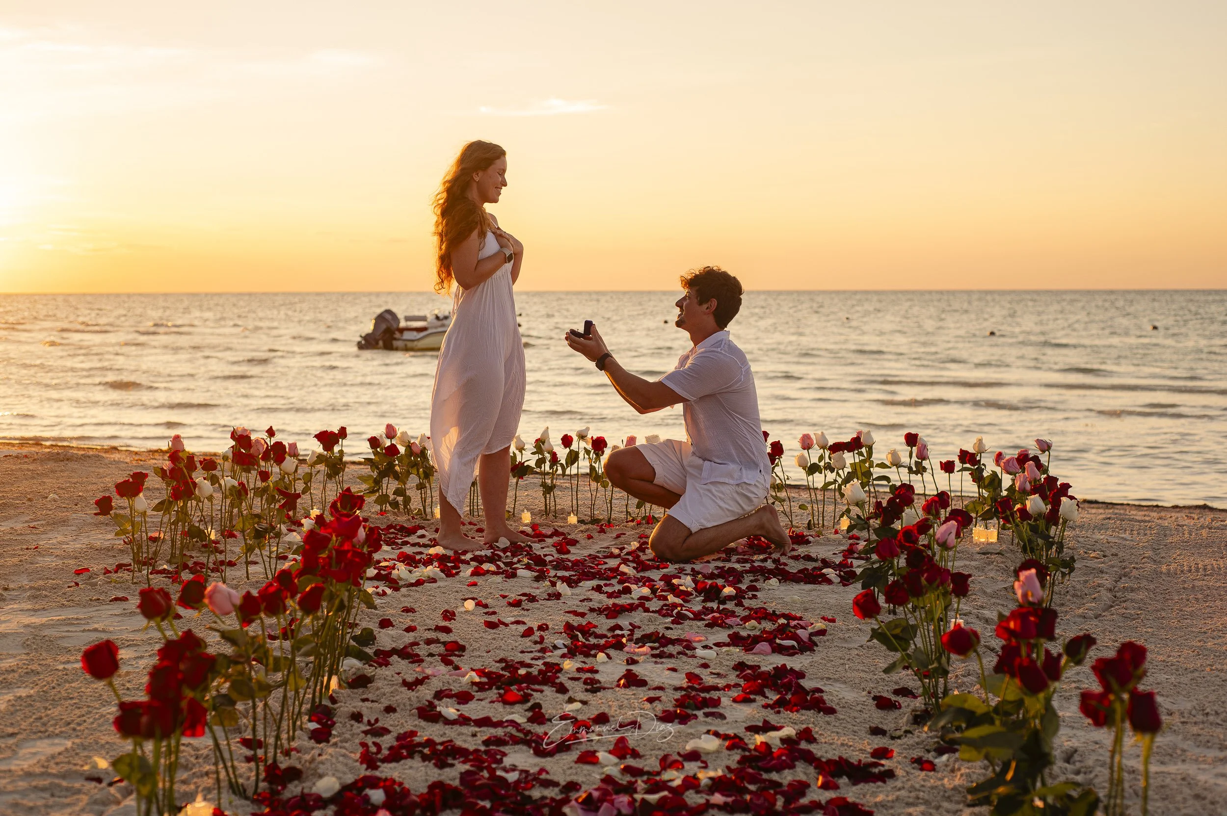pedida de matrimonio sorpresa en holbox al golden hour estilo paparazzi