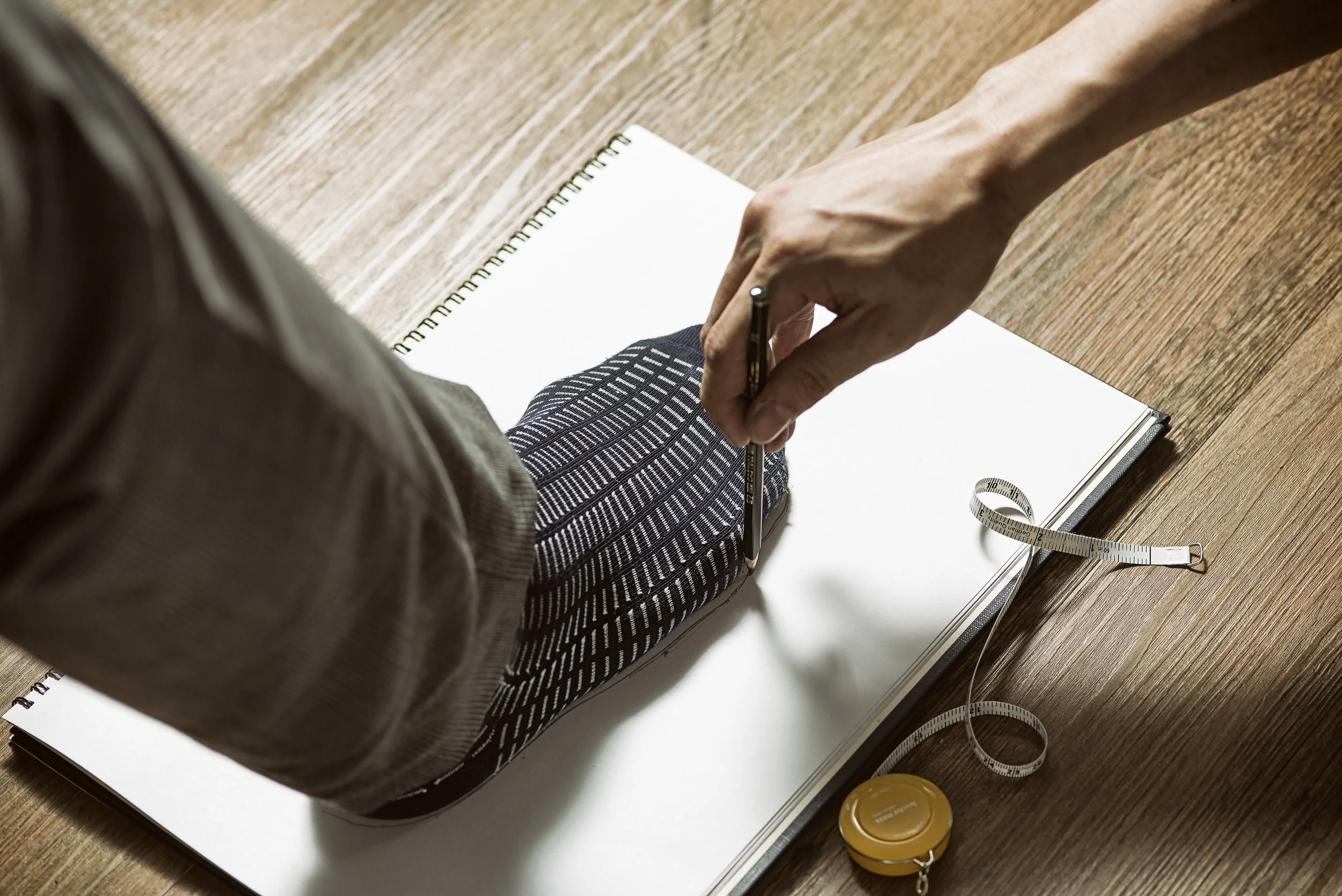 Draw an outline of a customer's foot.