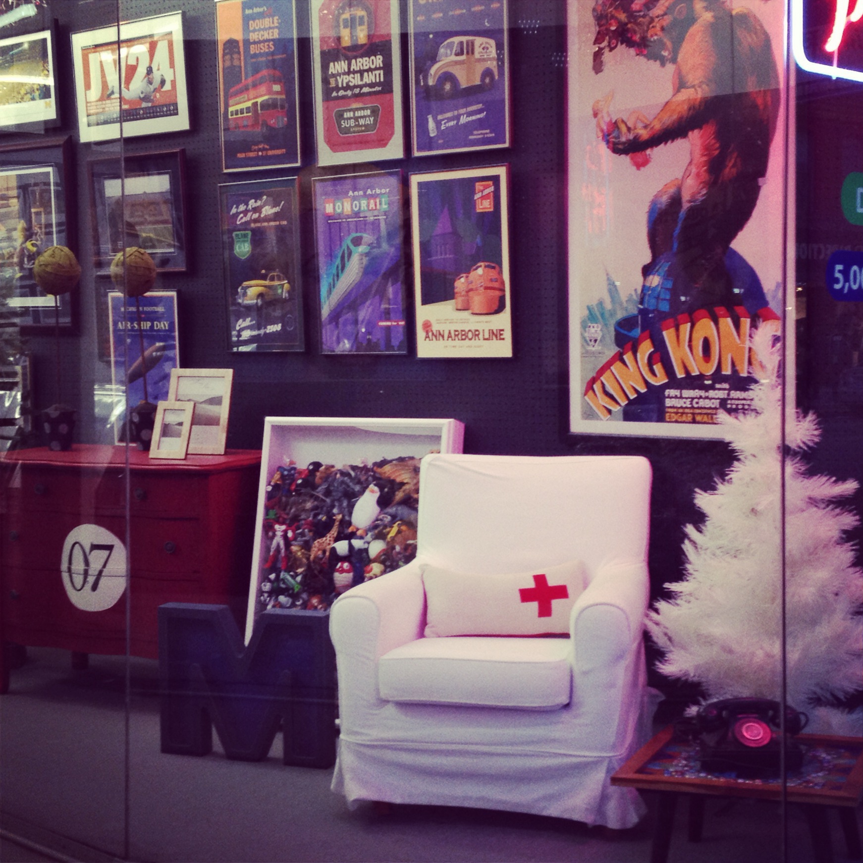Ann Arbor's largest selection of framed pictures, with more than 1,000 on display. Wide selection of Ann Arbor and University of Michigan sports posters and photos. Complete custom framing services by knowledgeable, friendly staff.