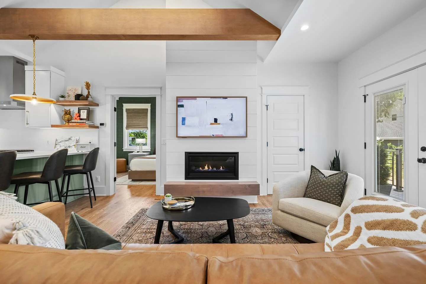 Meet @nashvillecadence&hellip; our new above-garage rental that we are so excited to launch into the world! What a long labor of love this process has been (Hello, 14-month construction project!), but we finally made it across the finish line. It cam