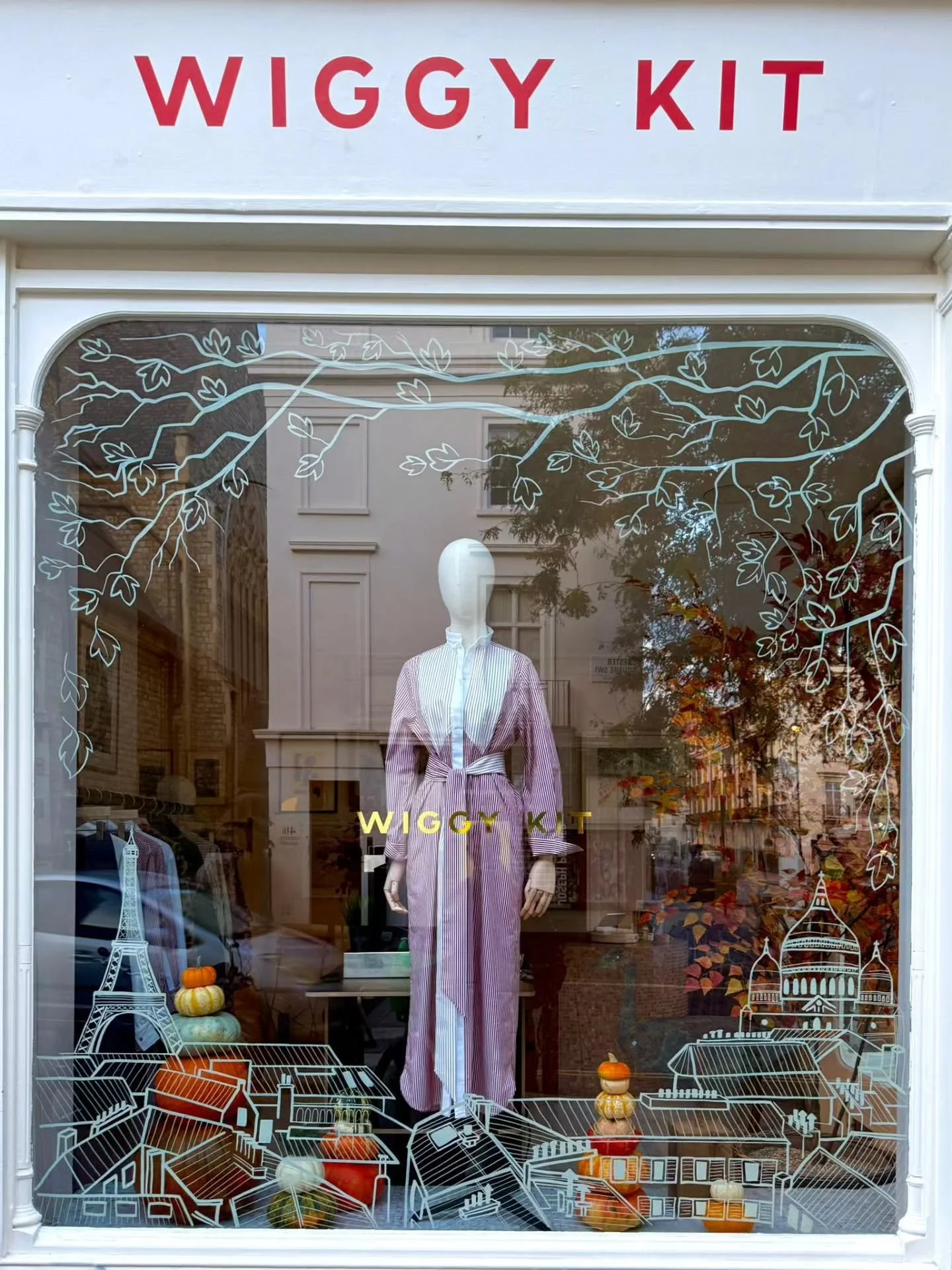 My hand-painted window for @wiggykit pop-up launch. 
Big thanks to @bevan.roper.projects for the art direction and photographs.