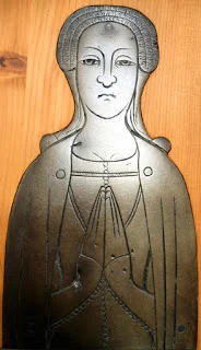 Isabel de Malyns, with buttons on the front of her dress and sleeves, 1385. Courtesy of the Medieval Combat Society