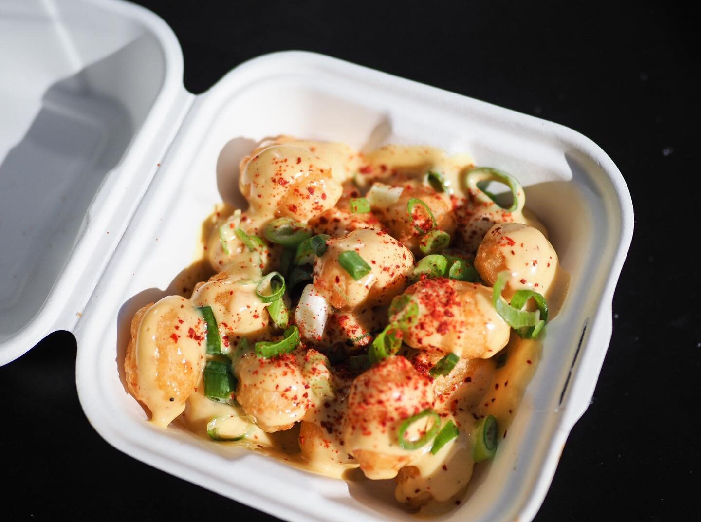 Have you tried our Tater Tots? Squidgy little potato hash balls smothered in vegan cheese sauce &ndash;&nbsp;whats not to love?! Get down to CSP today to fill up!⁠
⁠
🥟 Thursday⁠
📍 @foodpark_cam Cambridge Science Park: 12noon-2pm⁠
⁠
Pre-book your or