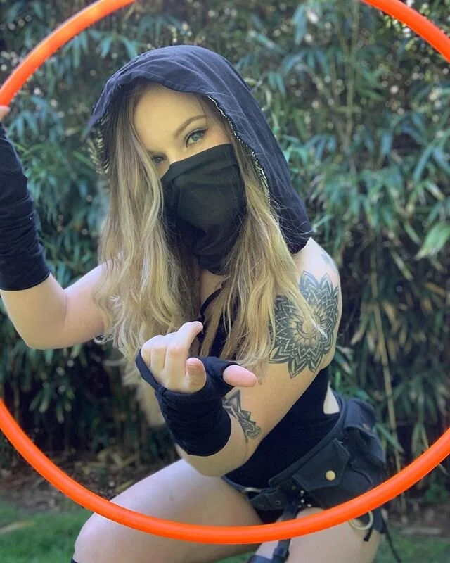 Are you ready for the next chapter!? Good things are coming ✨ 💁&zwj;♀️: @elles_hoopz ⭕️: #uvorangefluoritejamhoop

#jamhoopslimited #hooplah #hooppractice #hoopersofinstagram #girlswhohoop #makeitfashion #masks4all
