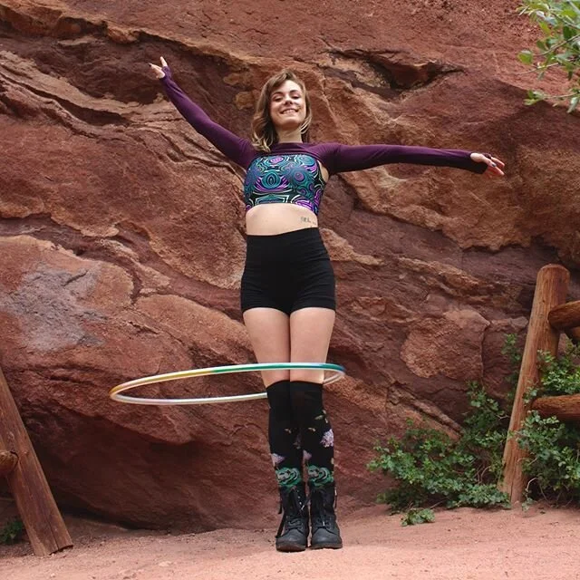 Happy Flow Arts Friday! May this weekend bring you peace and relaxation. ❤️😘 you see what I did there? 😬😅 💁&zwj;♀️: @christine.in.ecstatic.motion ⭕️: #rainbowmermaidreflectivejamhoop 
#jamhoopslimited #flowartsfriday #flowartist #hooplah #redrock