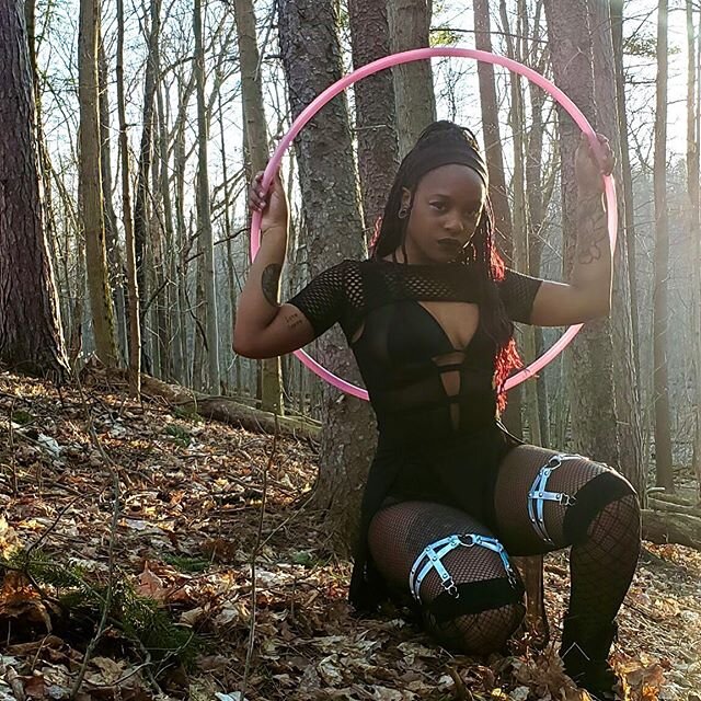 REFLECT 💖 it&rsquo;s always important to keep moving forward but never to forget the past 💖  wishing you all a happy, relaxing Sunday. 💁&zwj;♀️: @ubiquitousflowws ⭕️: #roselitejamhoop 📸: @dahli_dae 
edited by me 
#jamfam #jamhoopslimited #jamhoop