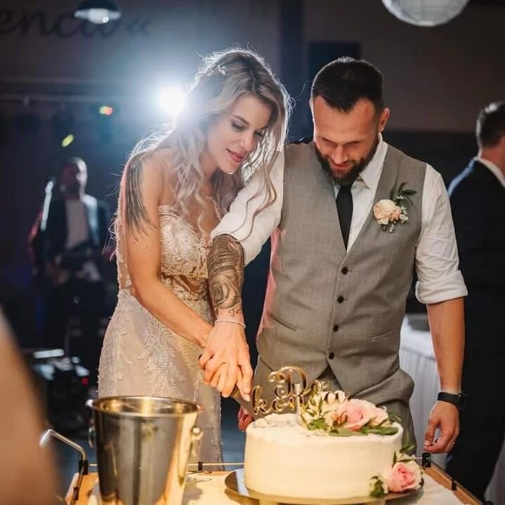 Sweet moments like these are meant to be cherished forever. 🍰💞 @teych1 and @aljosko88 sharing their first slice of happiness as a married couple. May their love be sweet as this cake! 🥂🥰
.
.
.
📸@mulec.weddings
@sergejgrosman
@askaribarbershop
@p