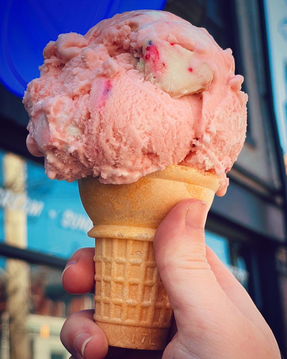 Order pink ice cream like a boss #keepitcreamy 

📸: Frosted Animal Cracker has a creamy base steeped with animal crackers, with frosted animal crackers mixed in, and swirls of homemade marshmallow throughout
#icecream #animalcrackers #marshmallow #l