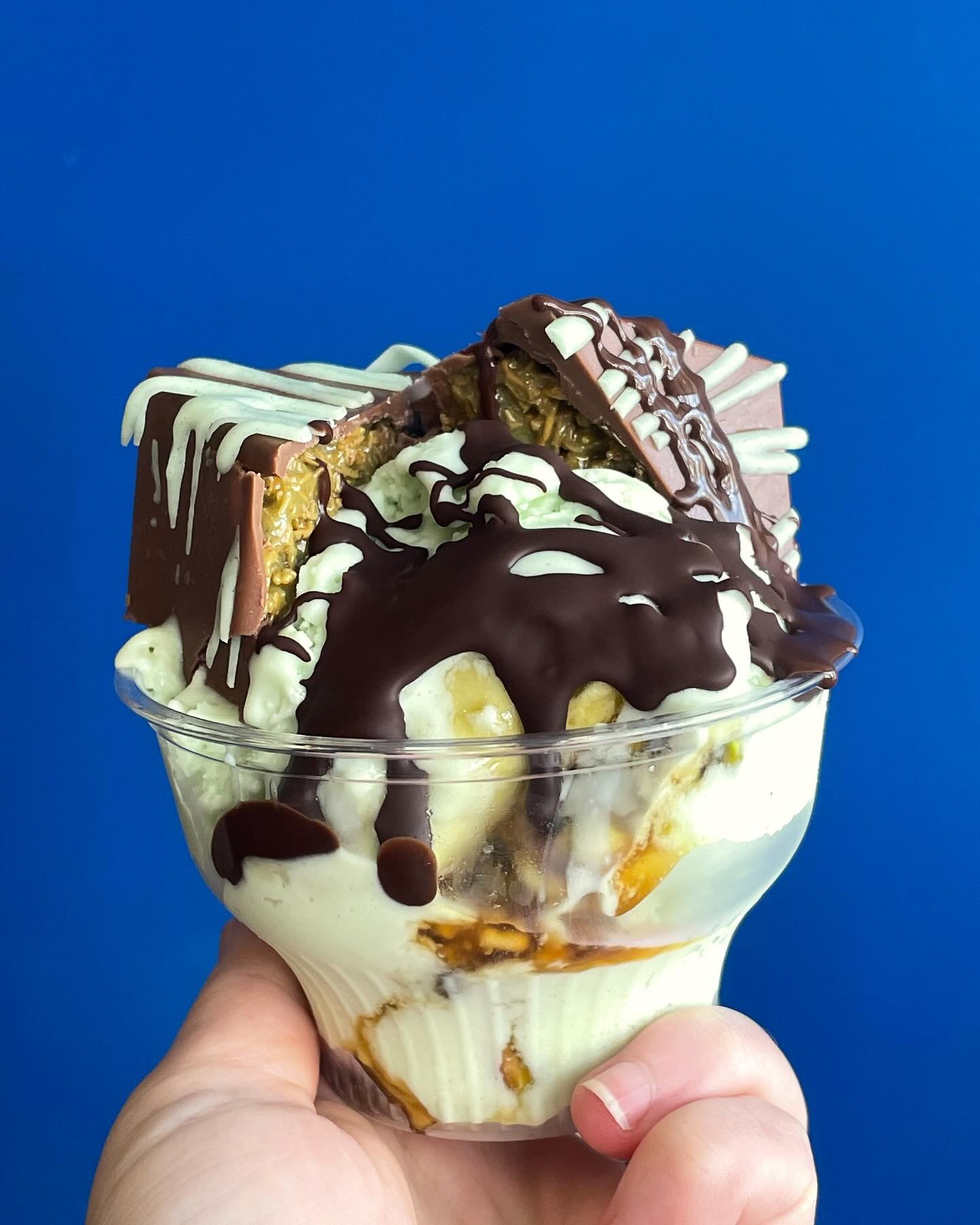 Dubai Chocolate bar split on top of a scoop of our Pistachio Honeycomb ice cream with a drizzle of our homemade chocolate magic shell - you&rsquo;re welcome #keepitcreamy 

#icecream #dubaichocolate #smallbatch #smallbusiness #nulu #louisville