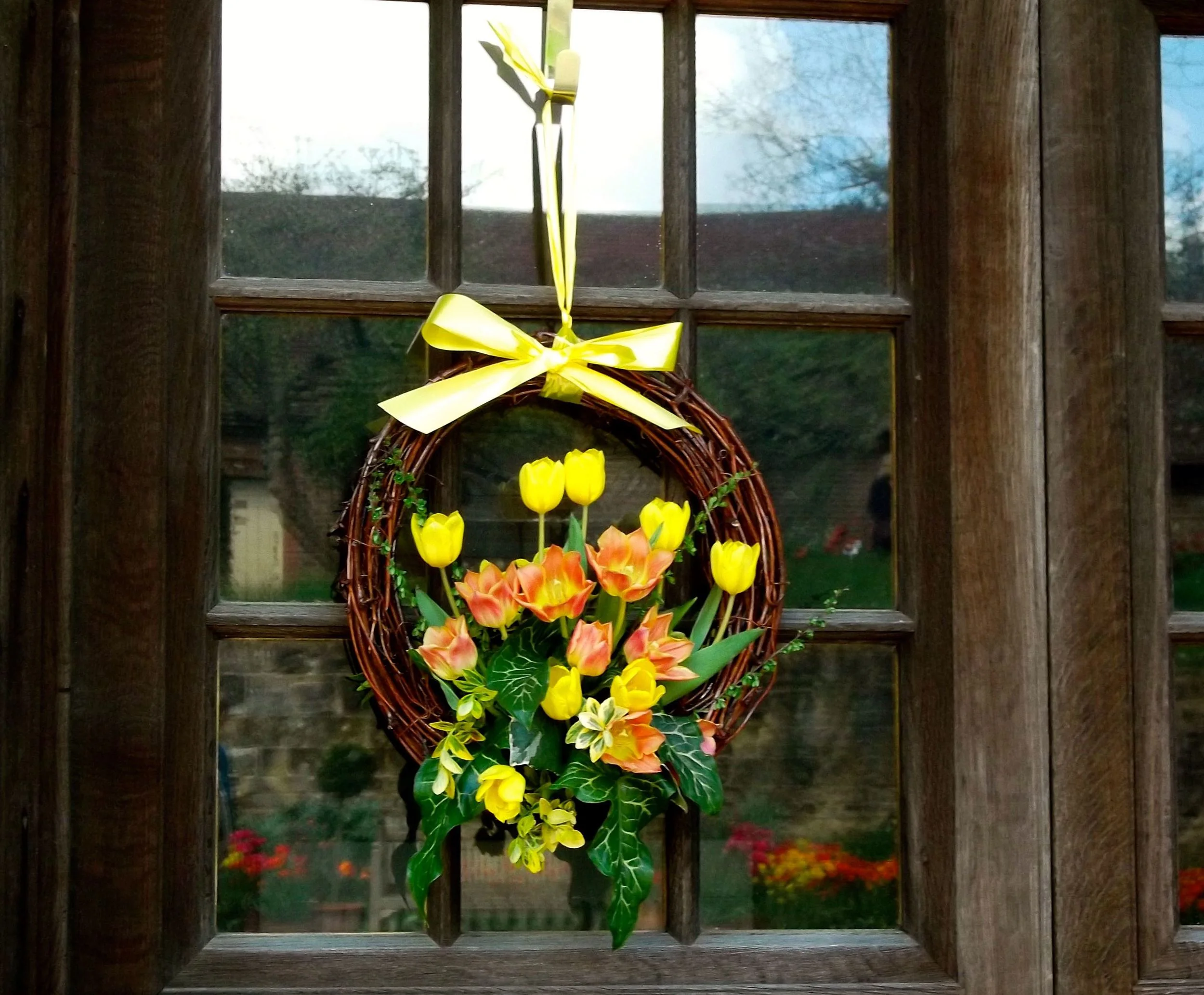 Standen_tulip_wreath.jpg