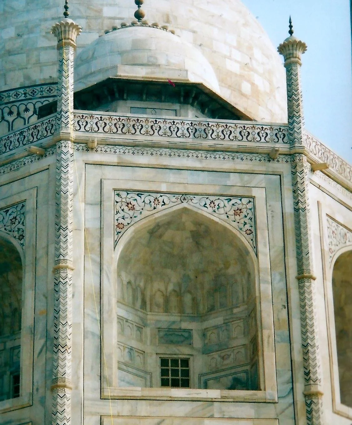 DETAILED MOSAICS ON THE TAJ MAHAL