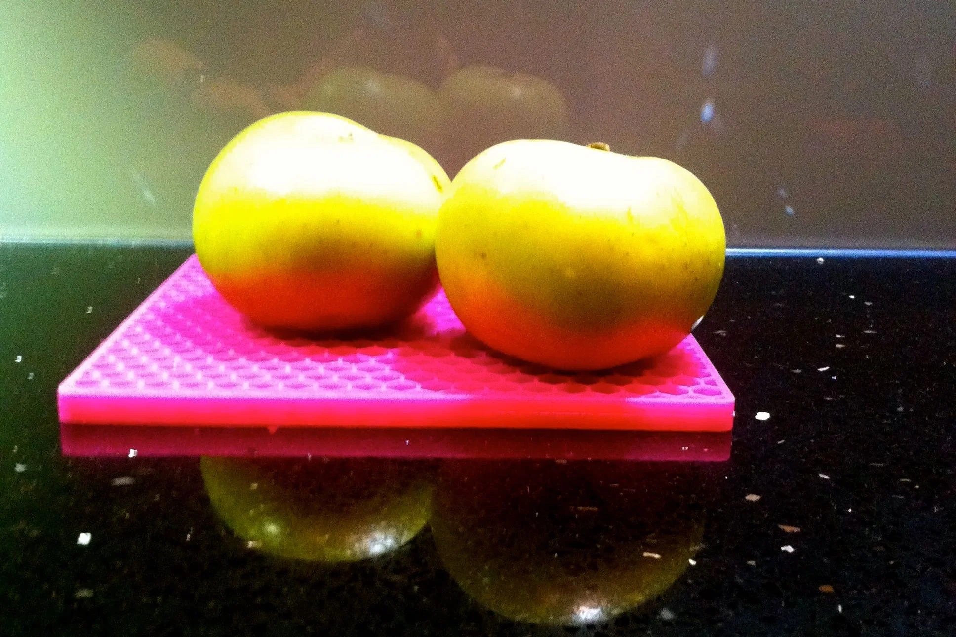 VERY SHINY AND REFLECTIVE APPLES