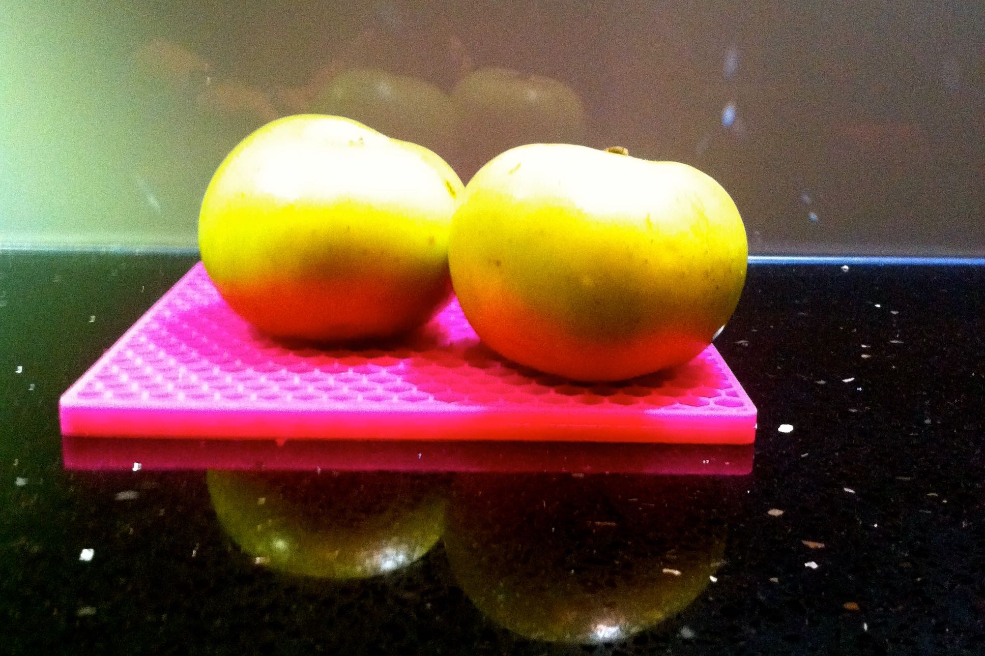 VERY SHINY AND REFLECTIVE APPLES