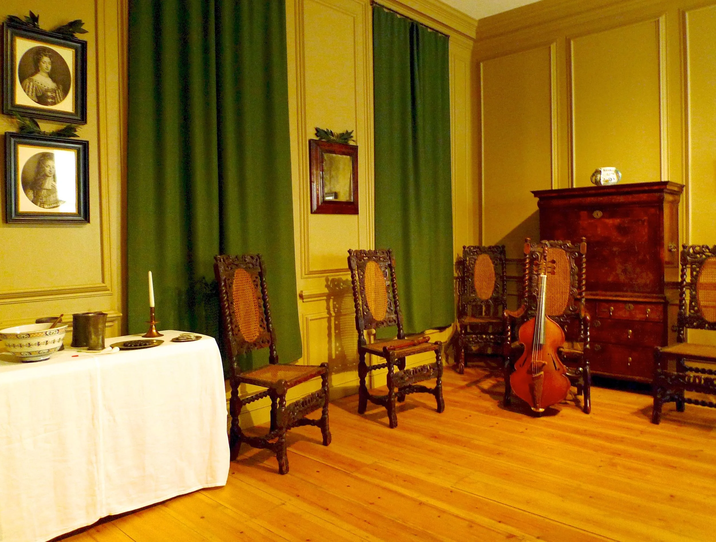 A PARLOUR IN 1695