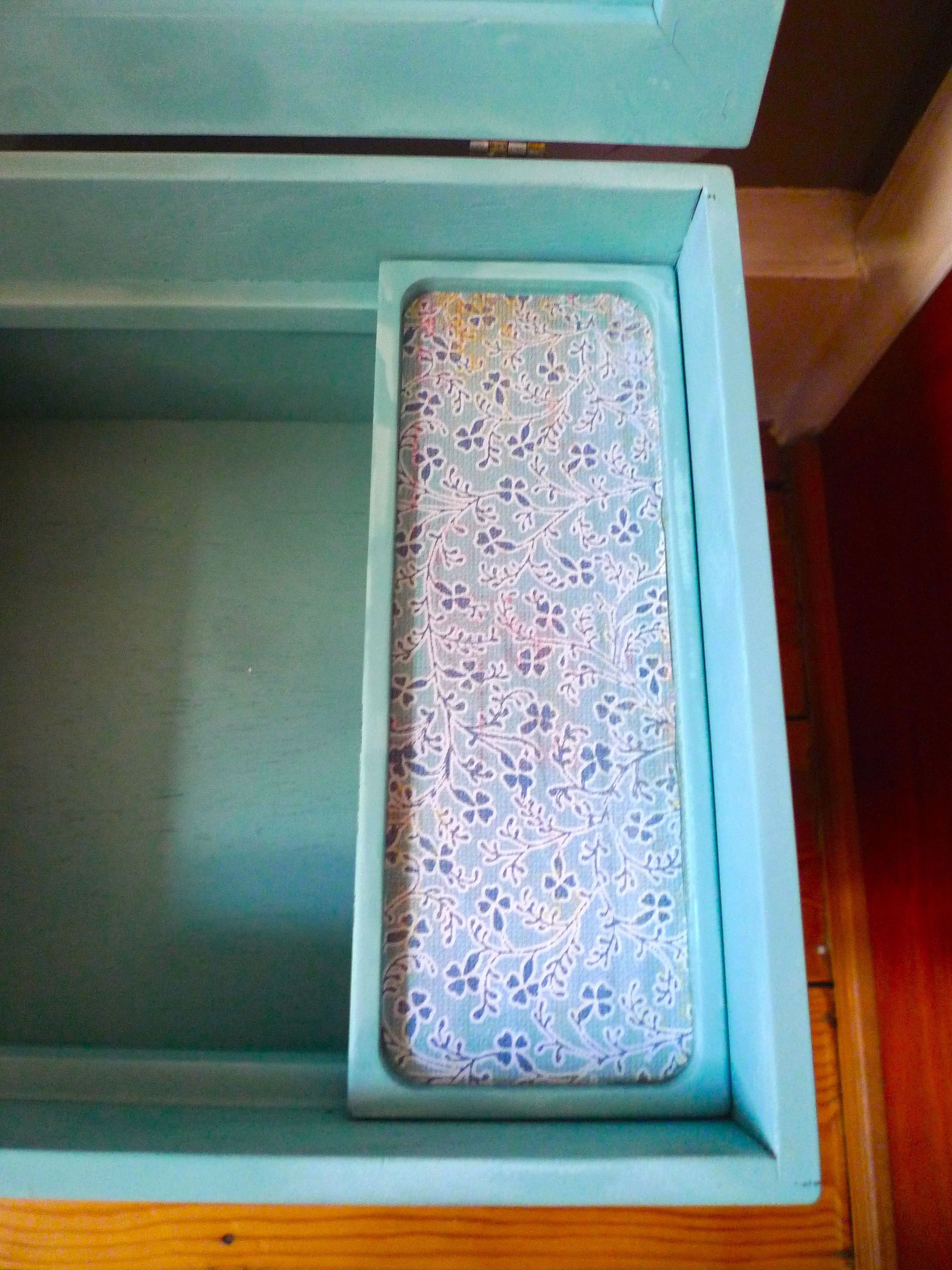 LIGHT TURQUOISE TRAY CLOSE UP