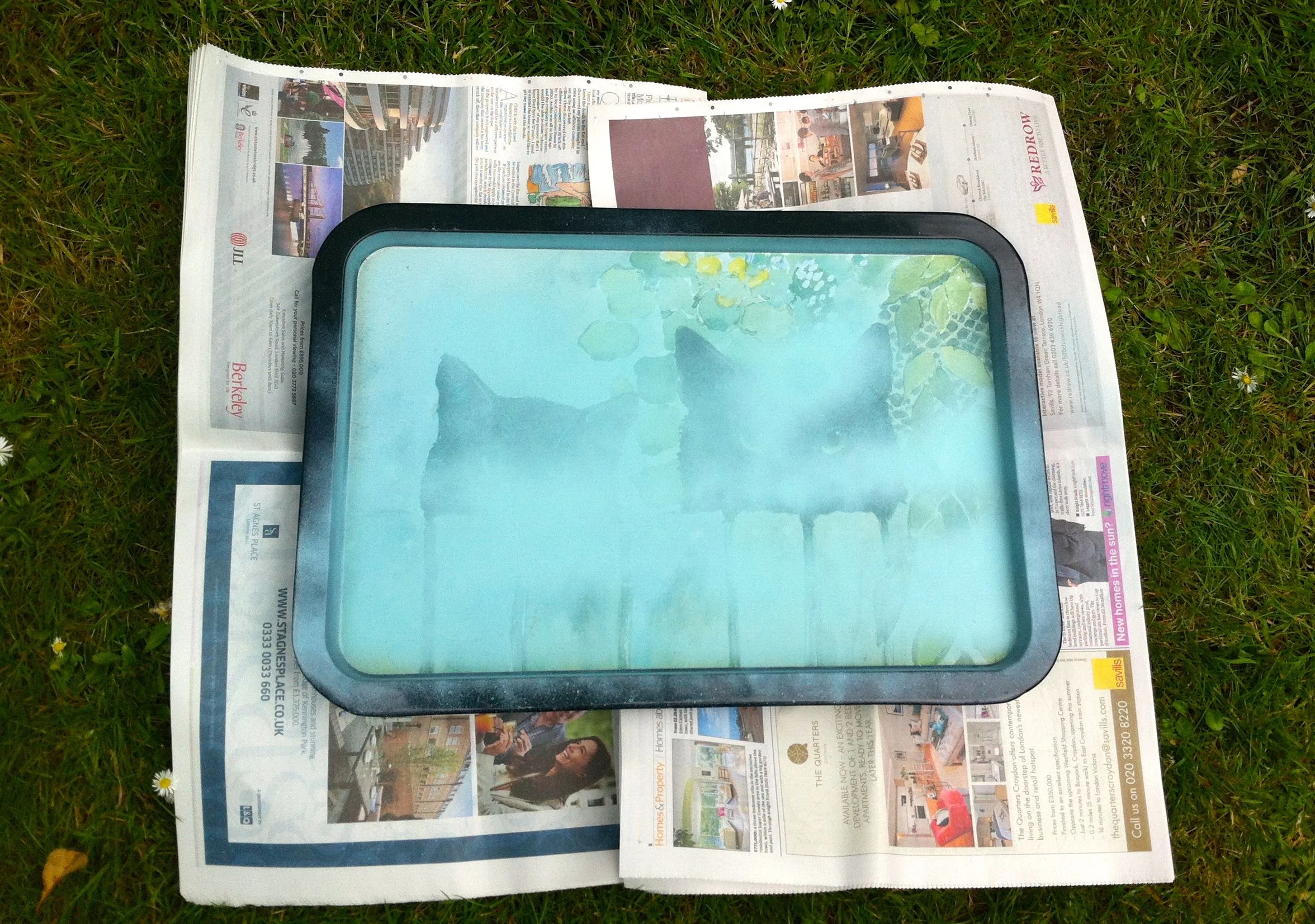Spraying the metal tray with Pinty Plus Chalk Paint Spray