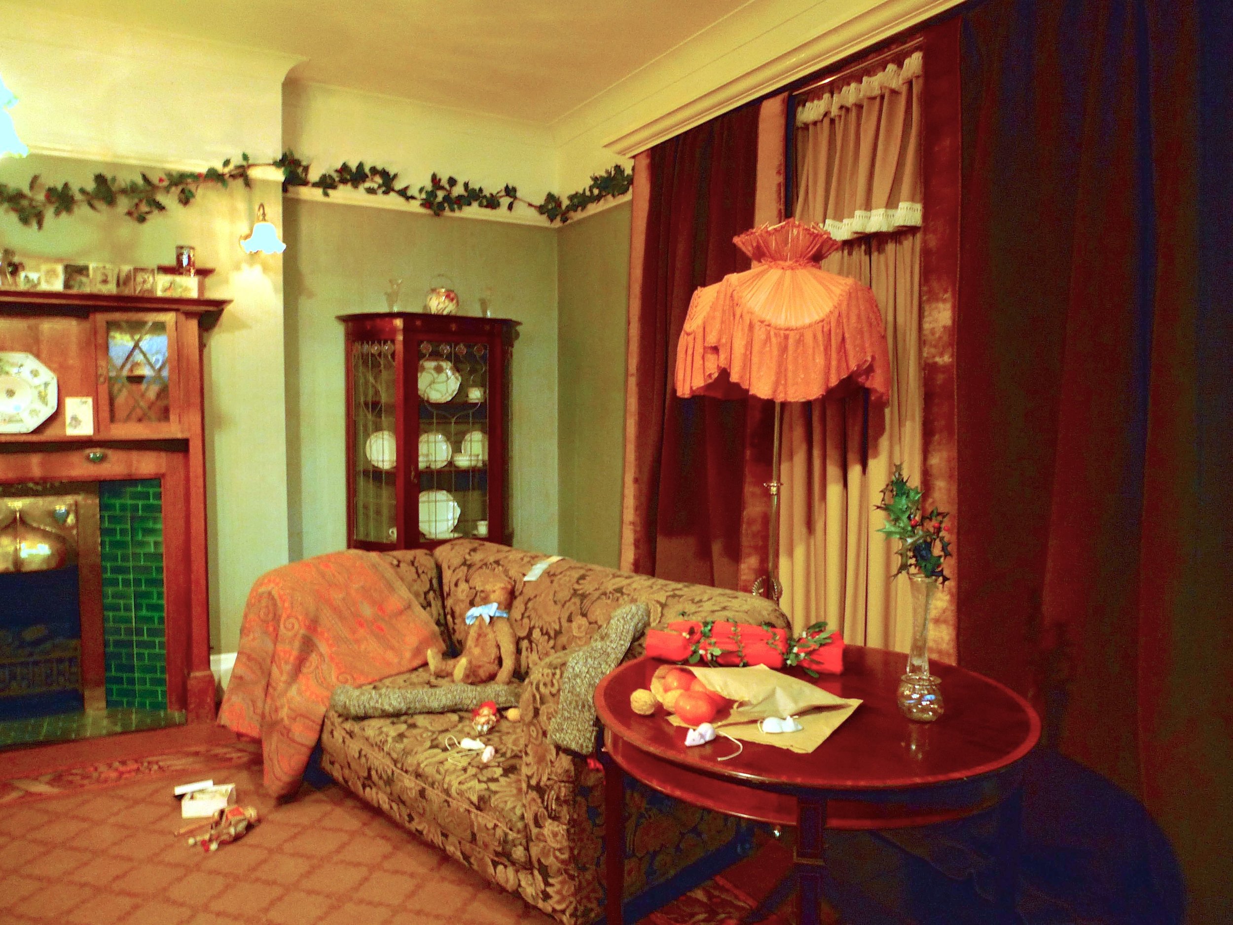 THE EDWARDIAN LIVING ROOM AT THE GEFFRYE MUSEUM DECORATED FOR CHRISTMAS (IT'S NEVER TOO EARLY, RIGHT?!)