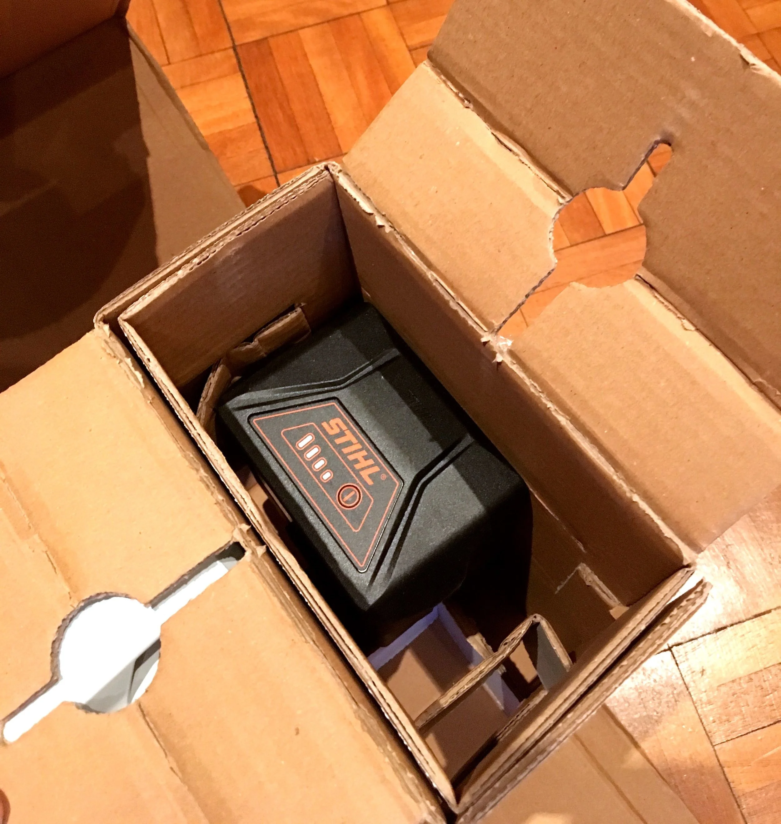 The rechargeable battery on the STIHL BGA56