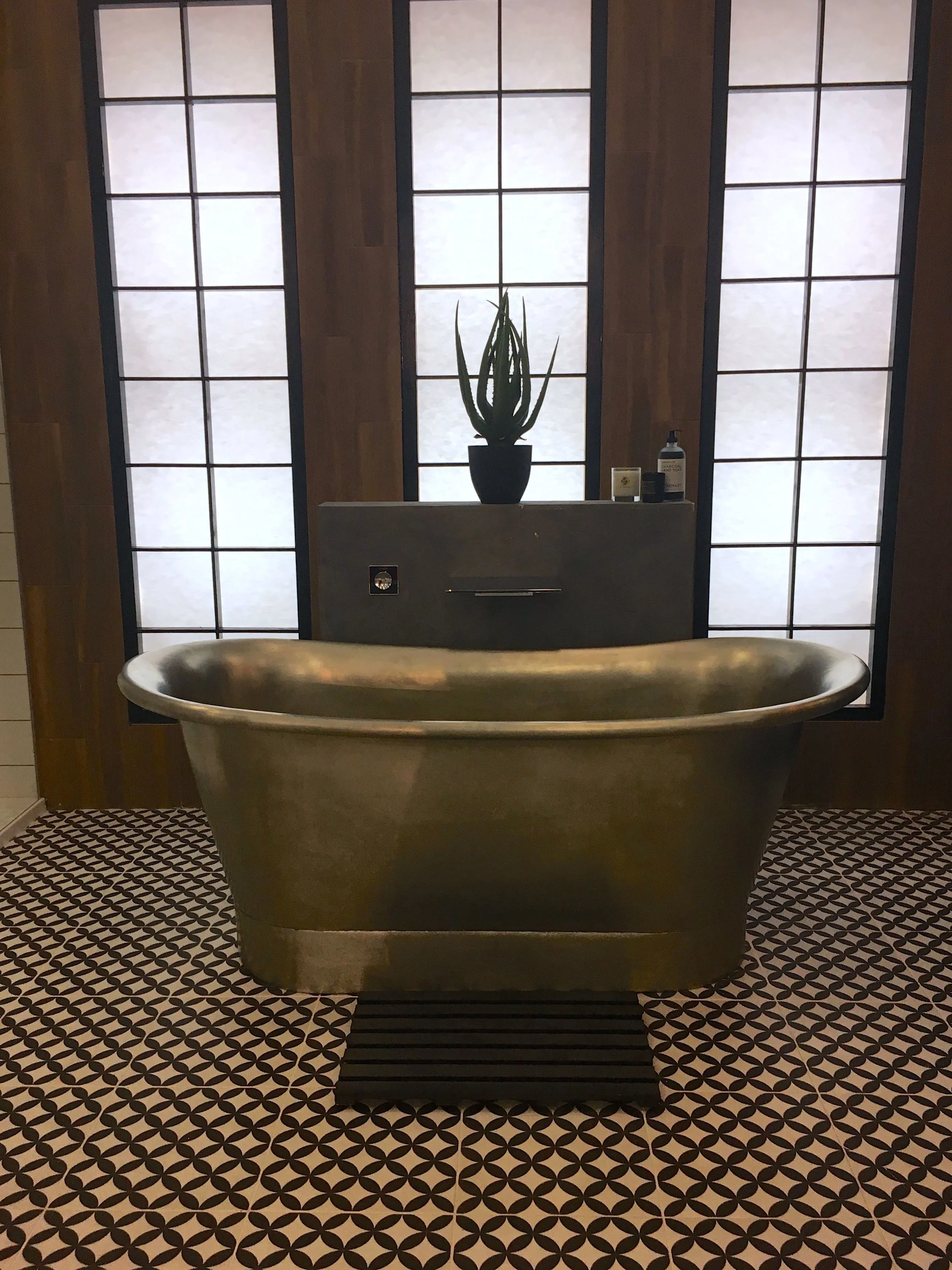 A tin bath and patterned floor with great symmetry