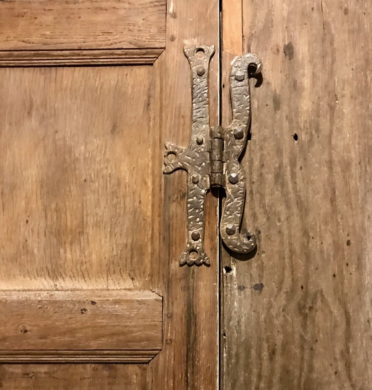 A hinge in the shape of a K?
