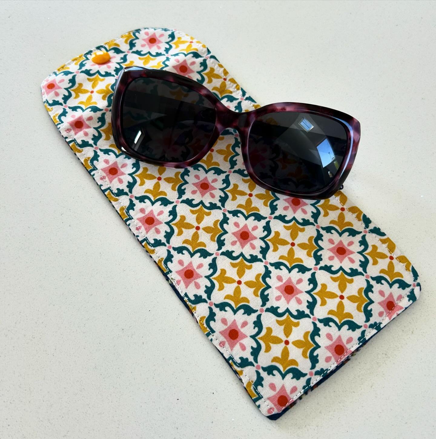 Just the day to finish my new sunglasses case at my bag making class in Newark this morning. Though my sunglasses are being worn - woohoo - and not in the case just yet!