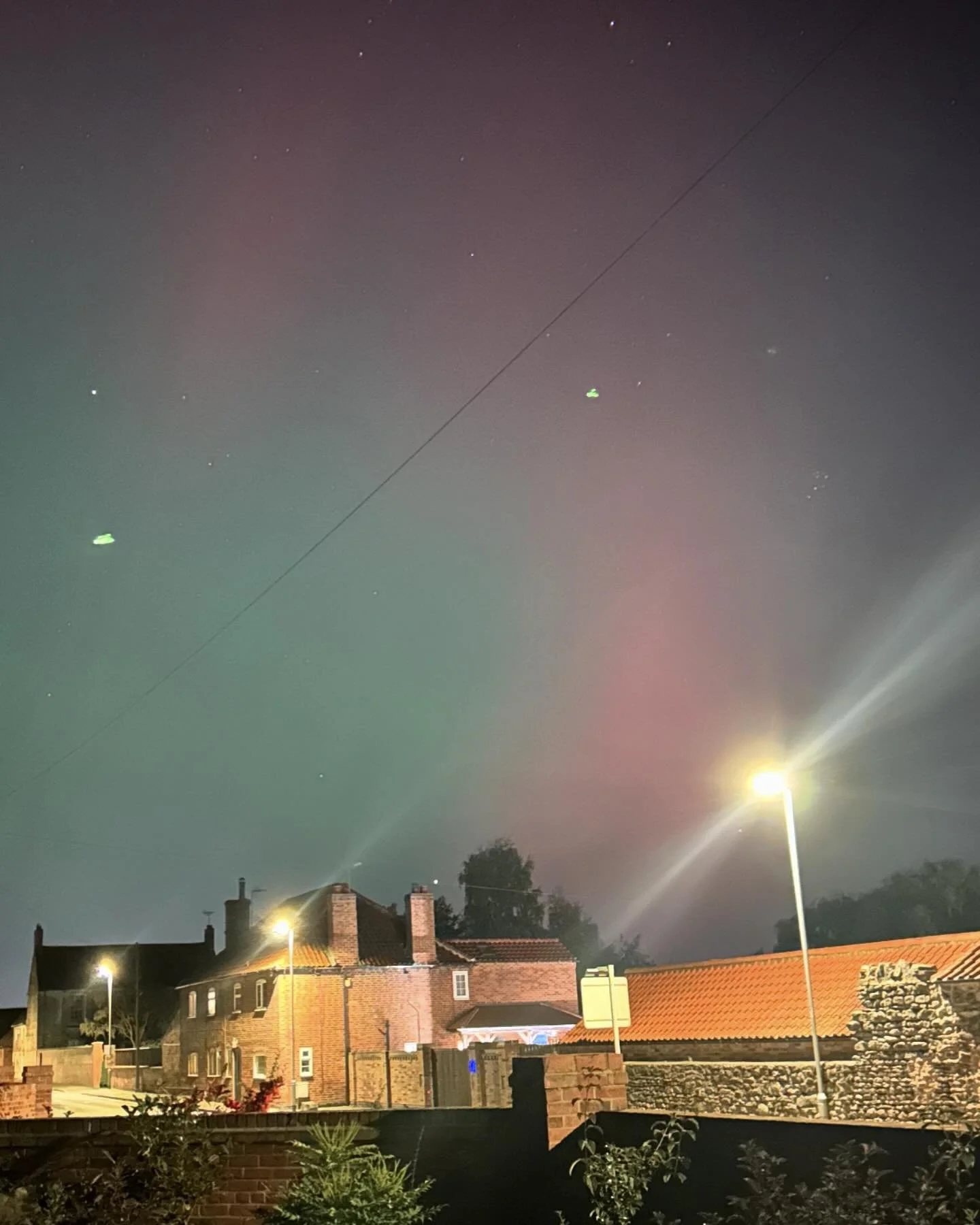 Finally I&rsquo;ve managed to see the Northern Lights and from our doorstep - how amazing are they, even with the lamppost?! #eaststoke #nottinghamshire