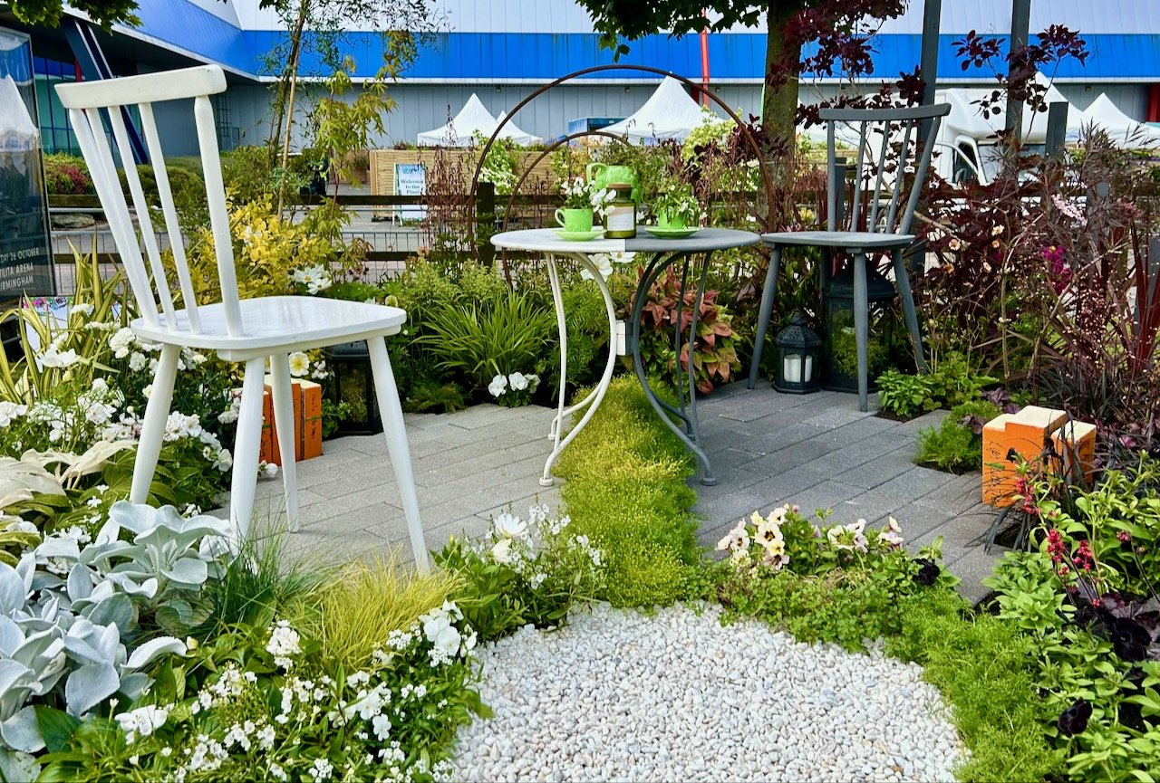 A beautiful border of two halves - white and black split down the middle and reflected in the planting, surfaces and accessories