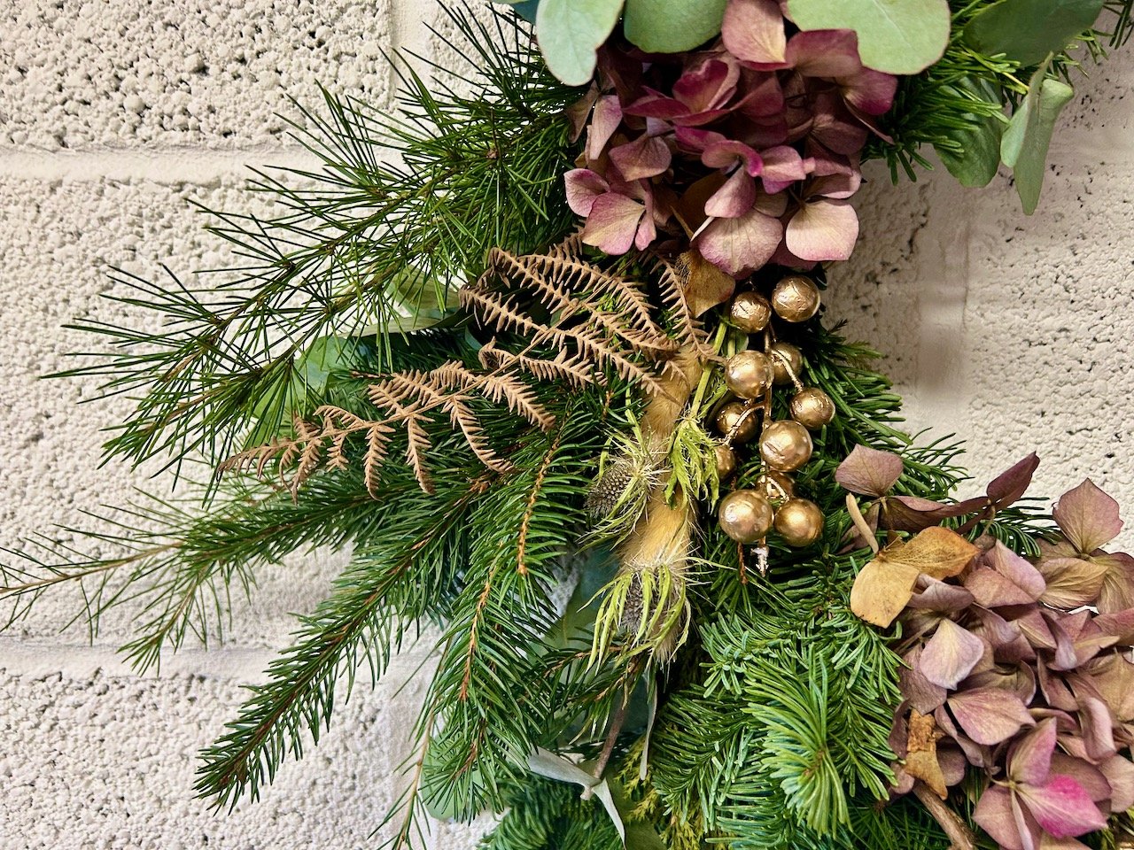 Long strands of foliage again with the dried pink hydrangeas, bracken and golden berries - but also with dried sea holly flowers