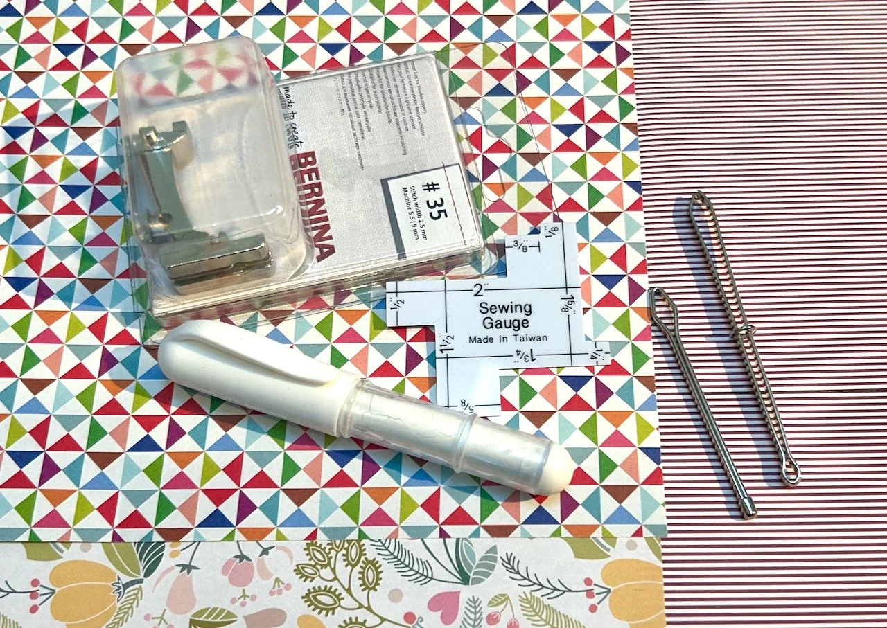 Finally the invisible zipper foot in the flesh, a measuring gauge, two bodkins and a pen shaped chalk marker