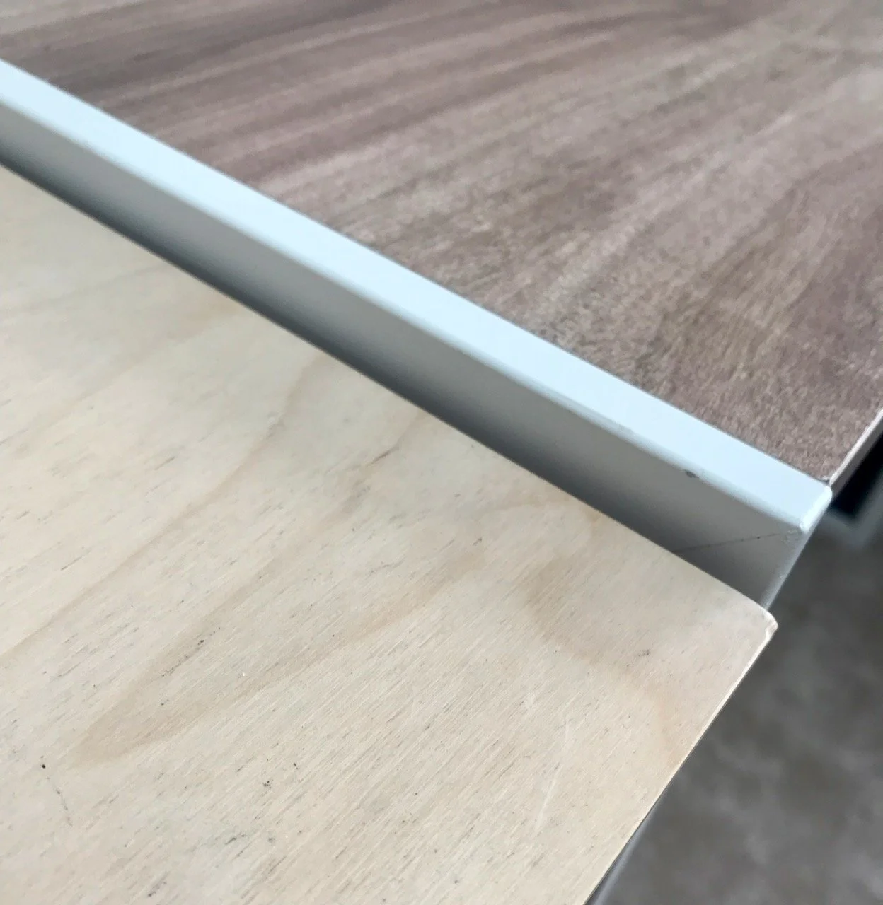 Almost an inch height difference between the two desks