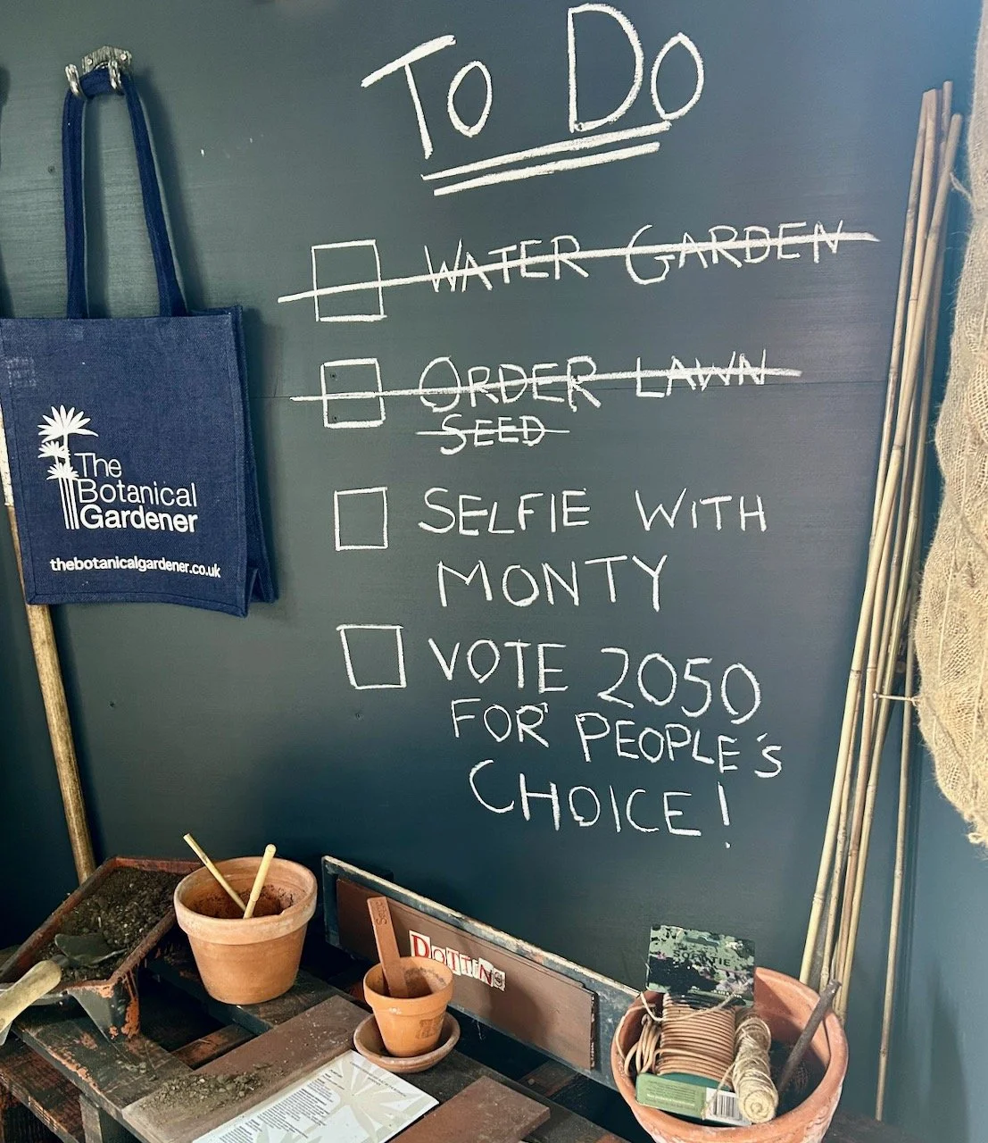 A handwritten to do list on a blackboard