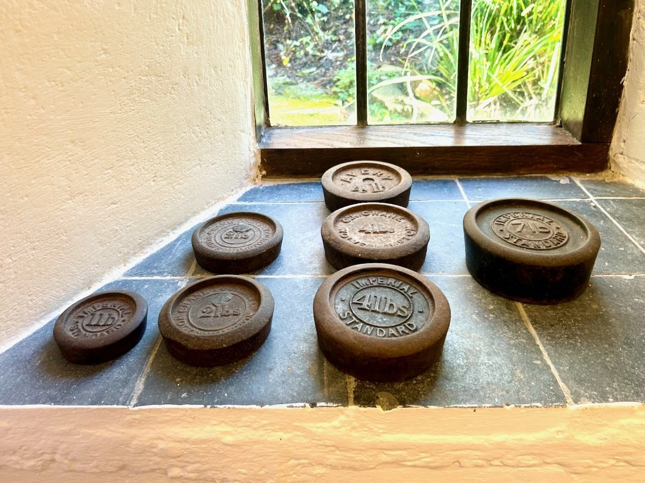 Round imperial weights ranging from 1lb to 7lb