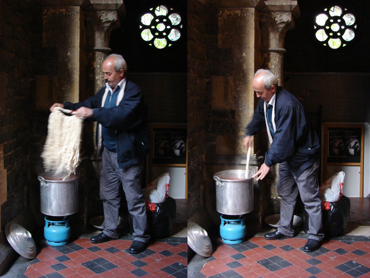  Attending a wool dying demonstration by the DOBAG Project at the Crimea Memorial Church (Istanbul, 2013). 