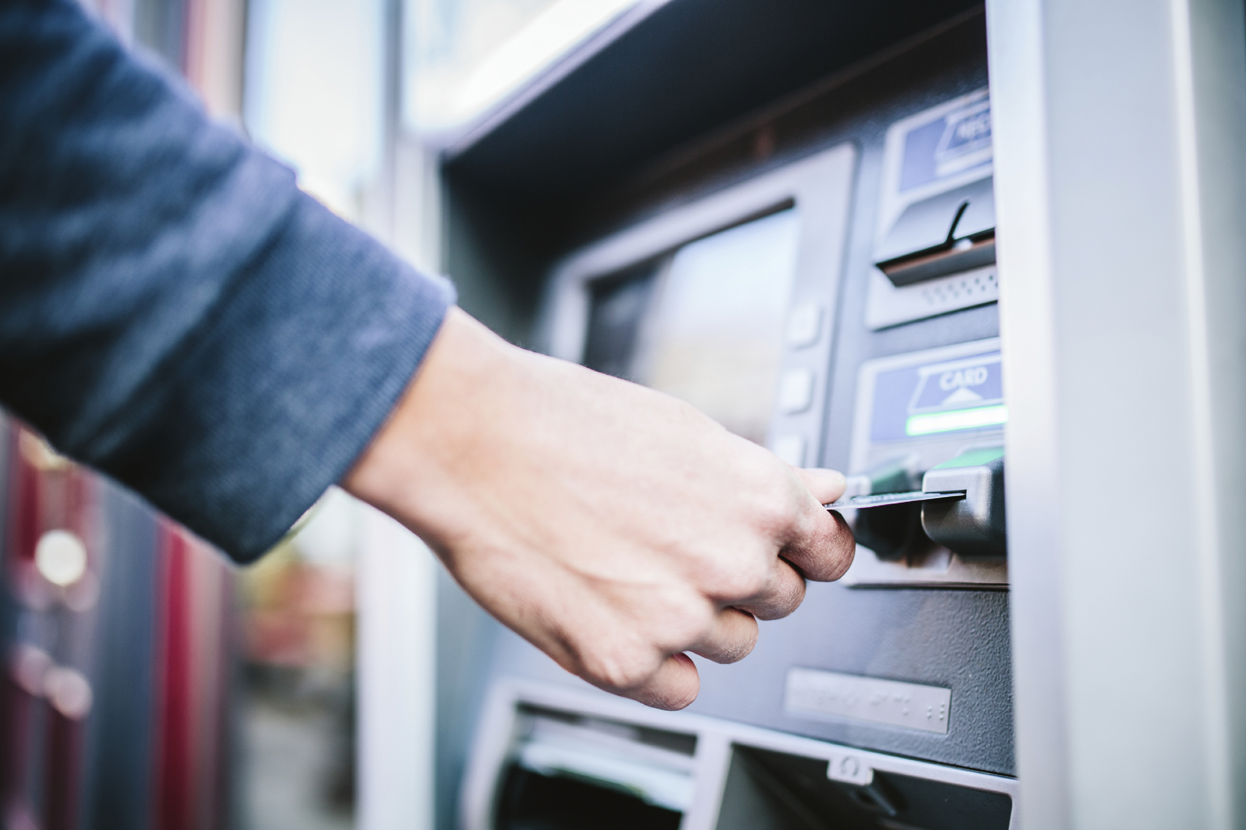 Сплит снять деньги можно. Деньги в банкомате. Возле банкомата. Человек около банкомата. Банкомат (ATM).