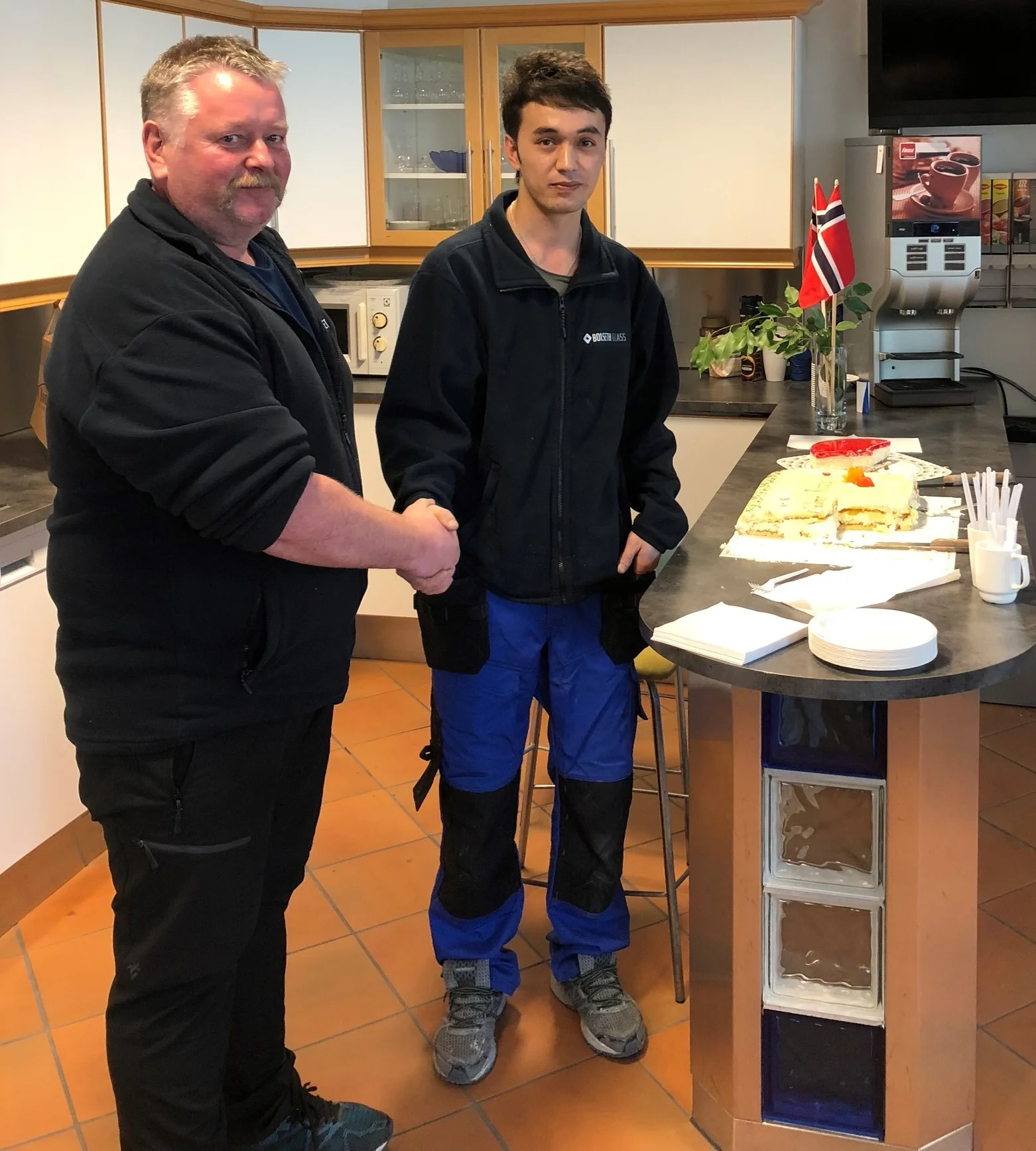 Produksjonsleder Johnny Gåsemyr og fagarbeider Reza Husainy