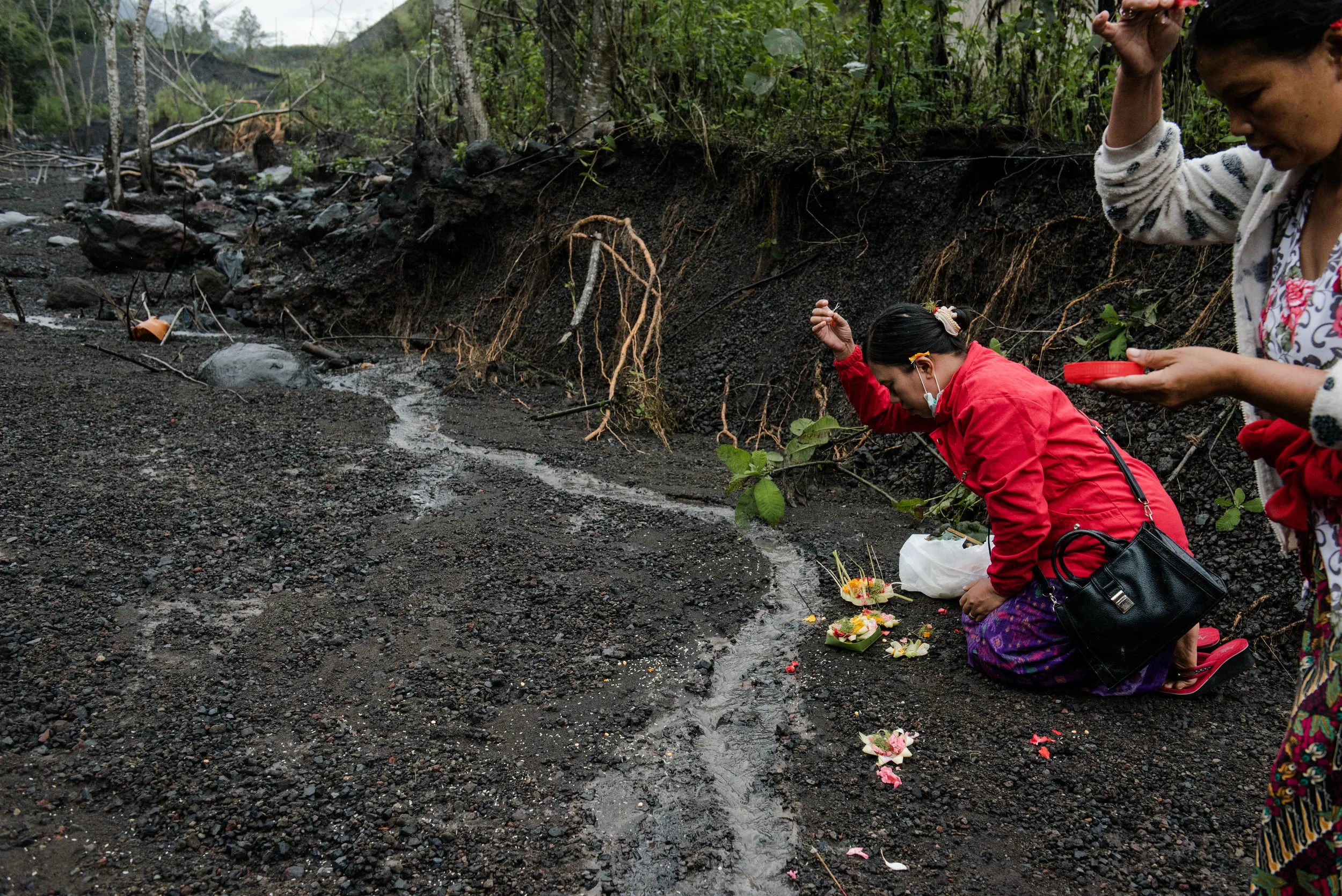 PHOTO ESSAY DESTINASIAN - ANGGARA MAHENDRA - RITUAL MENYAMBUT DEWA GUNUNG - 05.jpg