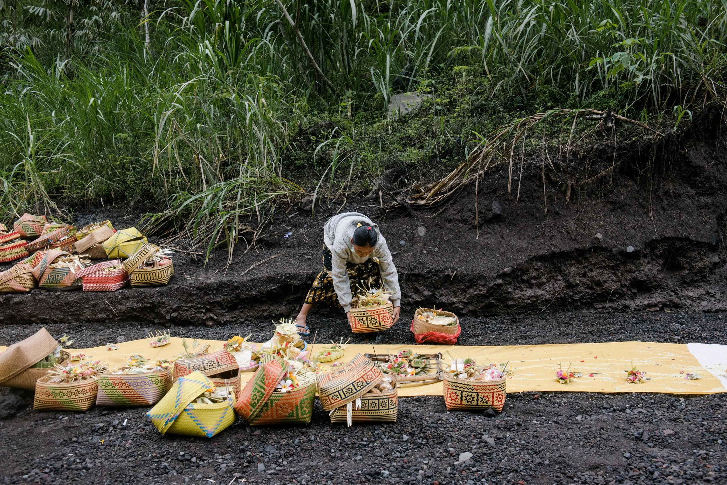 PHOTO ESSAY DESTINASIAN - ANGGARA MAHENDRA - RITUAL MENYAMBUT DEWA GUNUNG - 08.jpg
