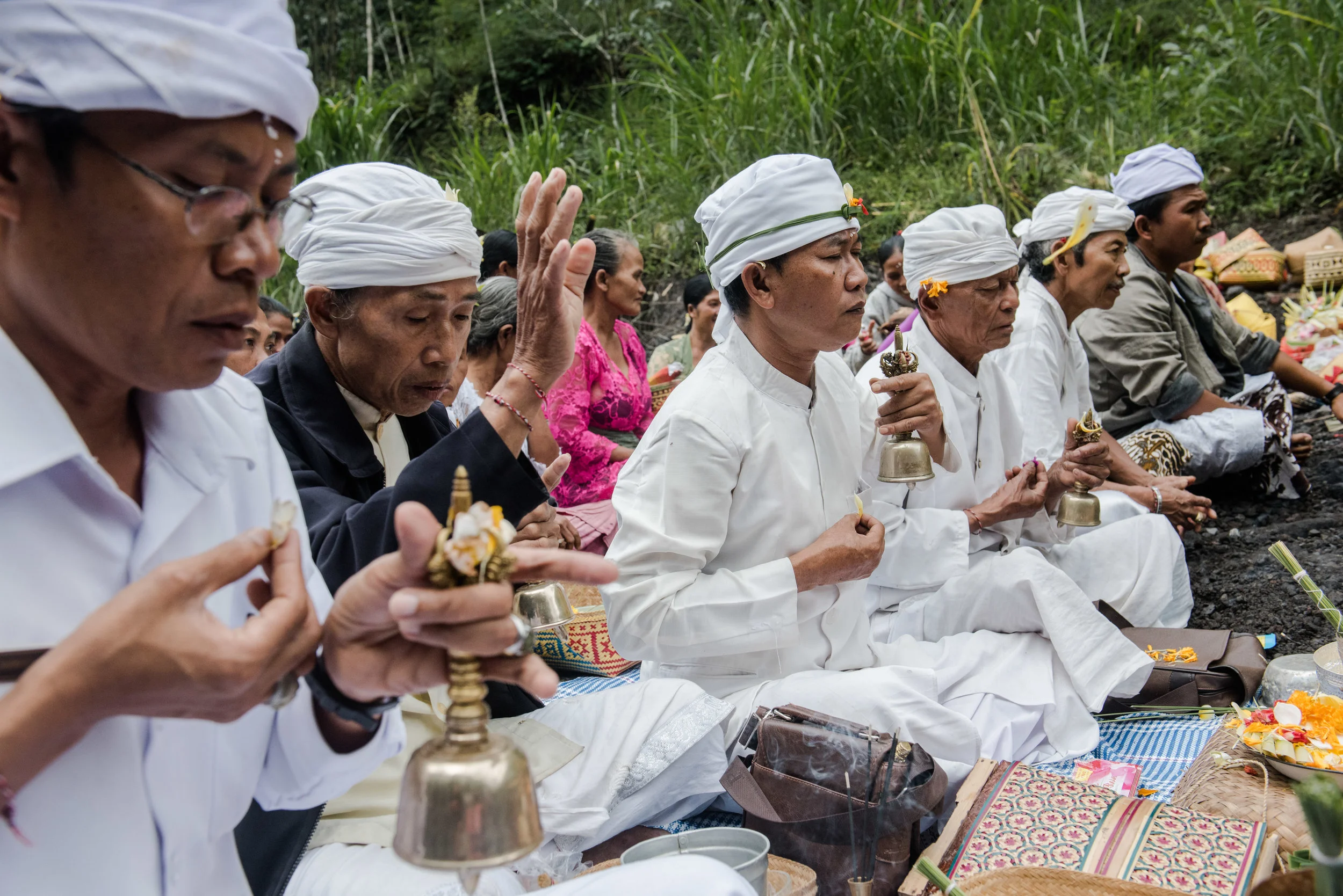 PHOTO ESSAY DESTINASIAN - ANGGARA MAHENDRA - RITUAL MENYAMBUT DEWA GUNUNG - 10.jpg