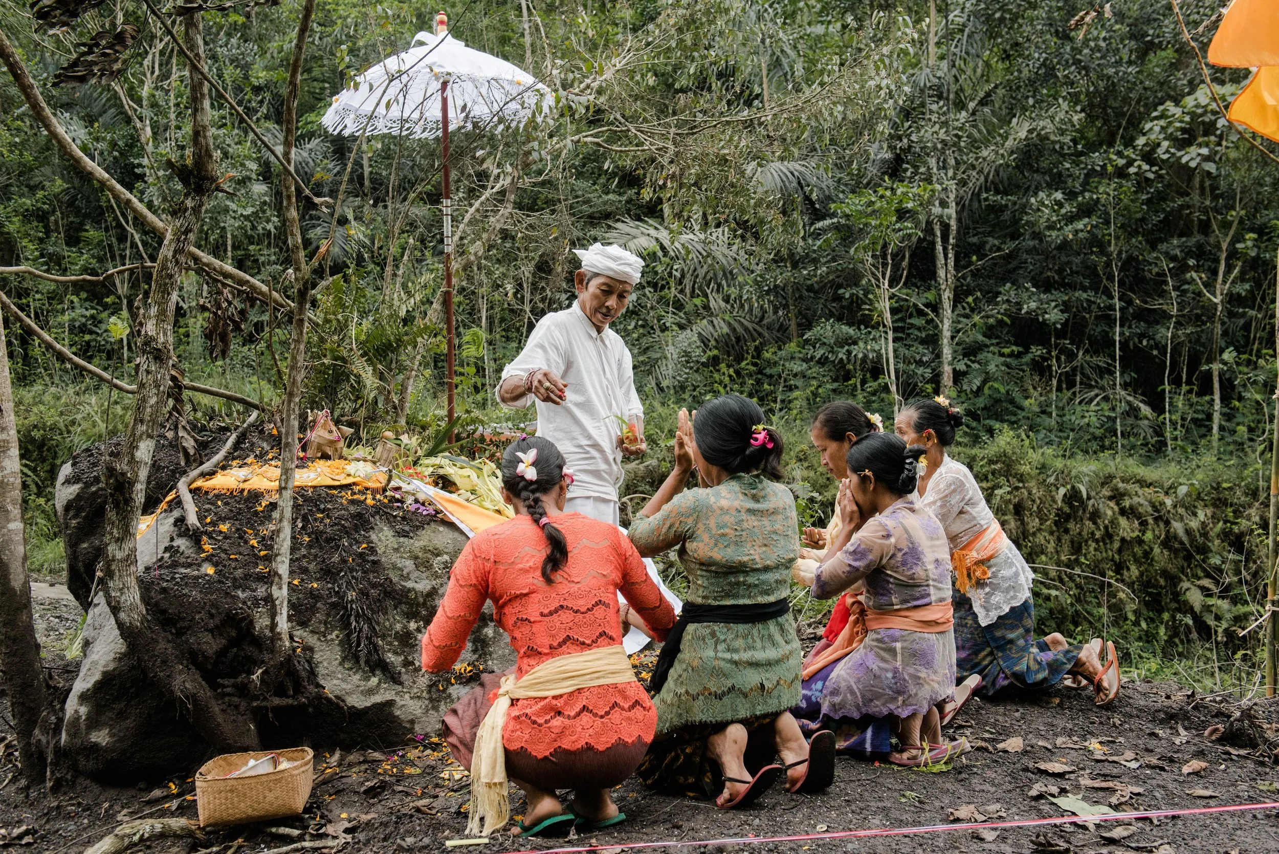 PHOTO ESSAY DESTINASIAN - ANGGARA MAHENDRA - RITUAL MENYAMBUT DEWA GUNUNG - 13.jpg