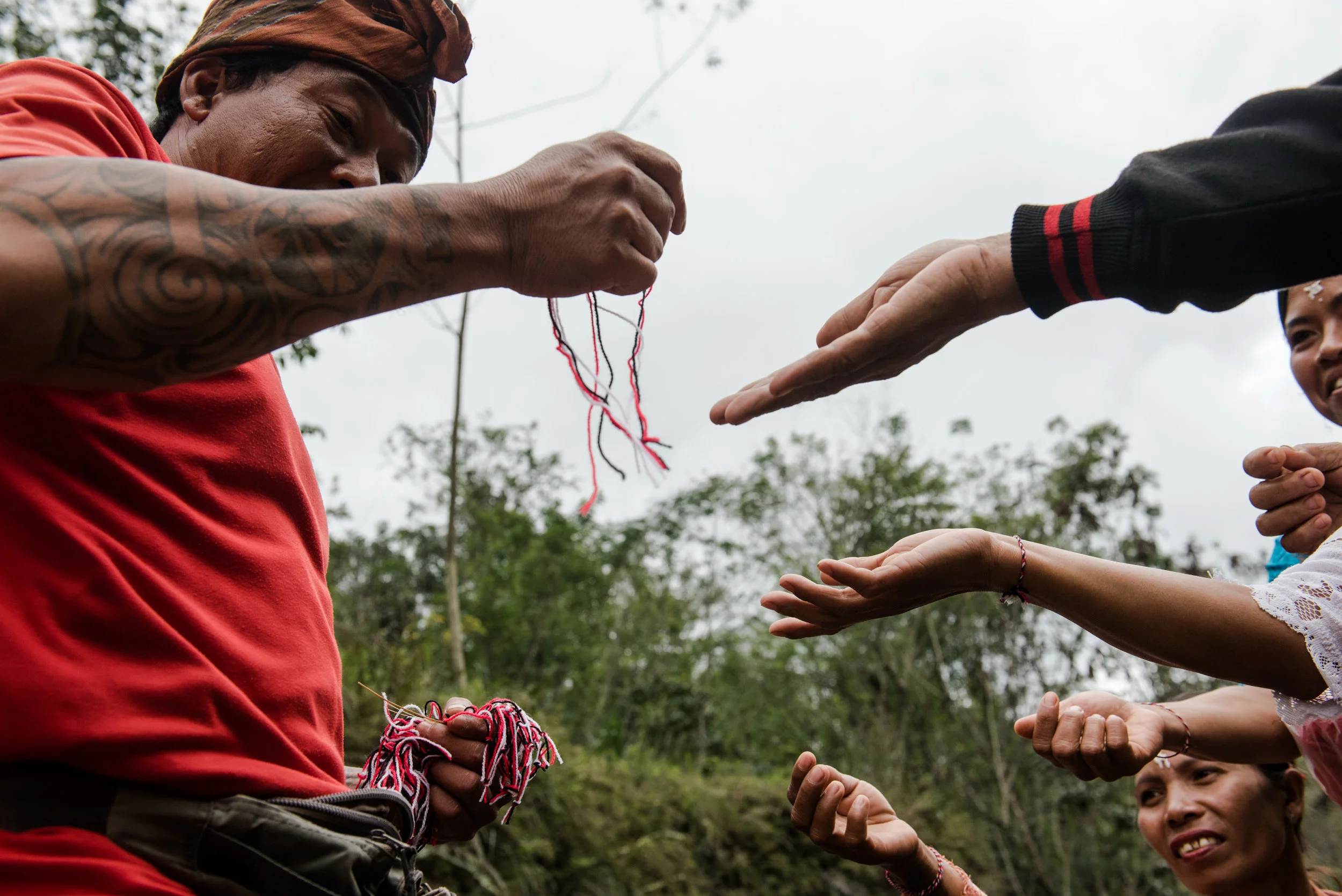 PHOTO ESSAY DESTINASIAN - ANGGARA MAHENDRA - RITUAL MENYAMBUT DEWA GUNUNG - 14.jpg