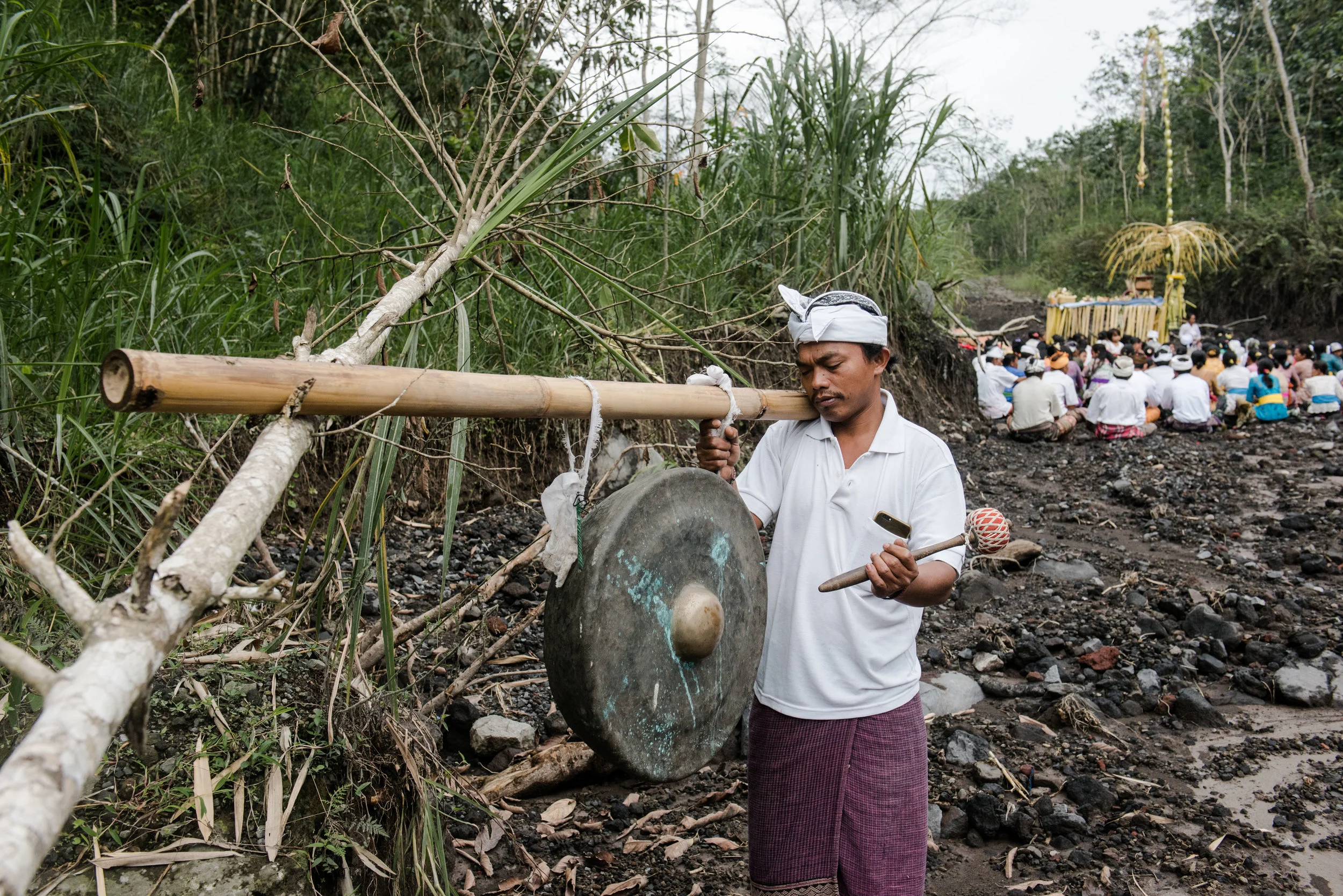 PHOTO ESSAY DESTINASIAN - ANGGARA MAHENDRA - RITUAL MENYAMBUT DEWA GUNUNG - 15.jpg