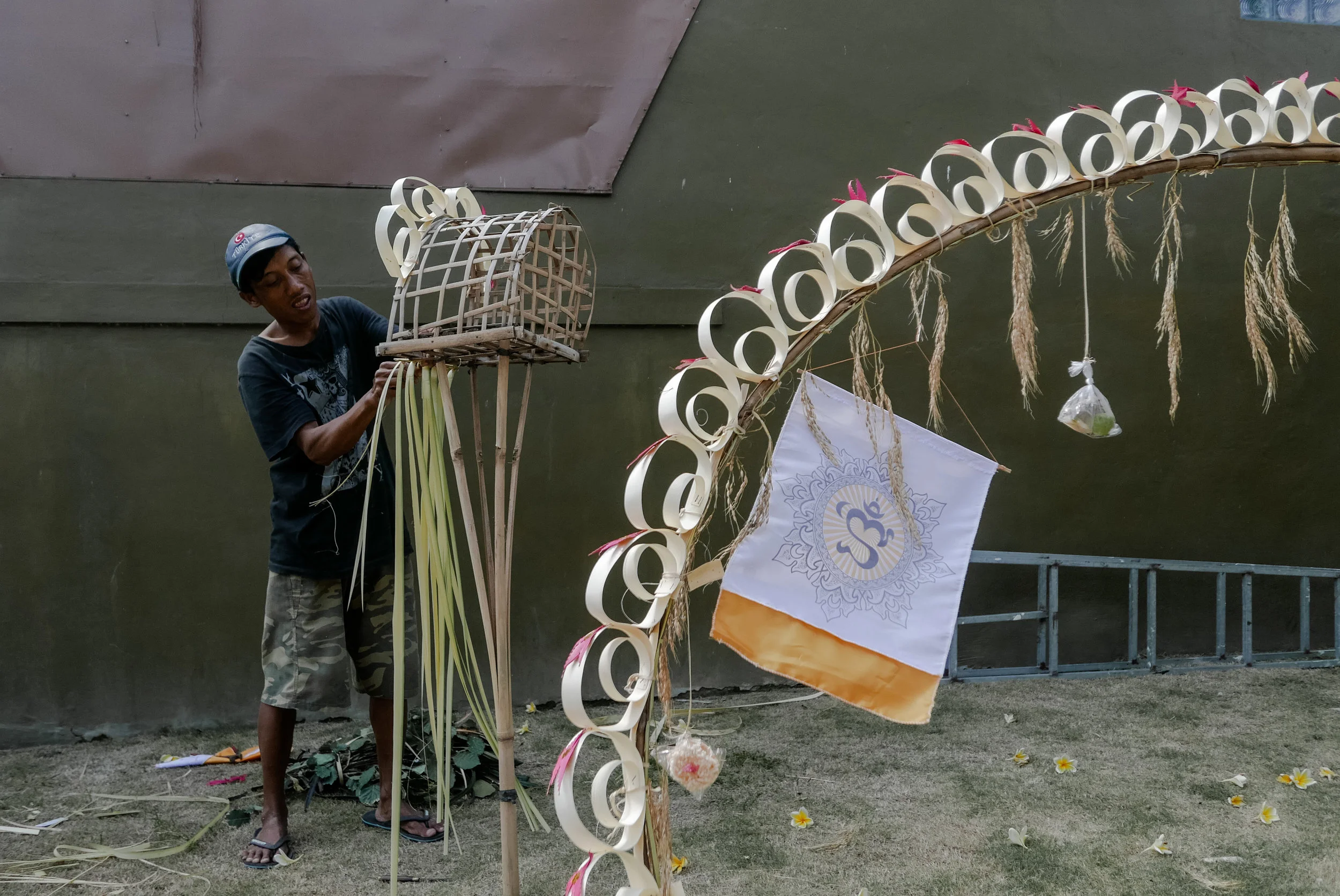 Making 'sanggah cucuk' and 'penjor'. Denpasar - July, 2019